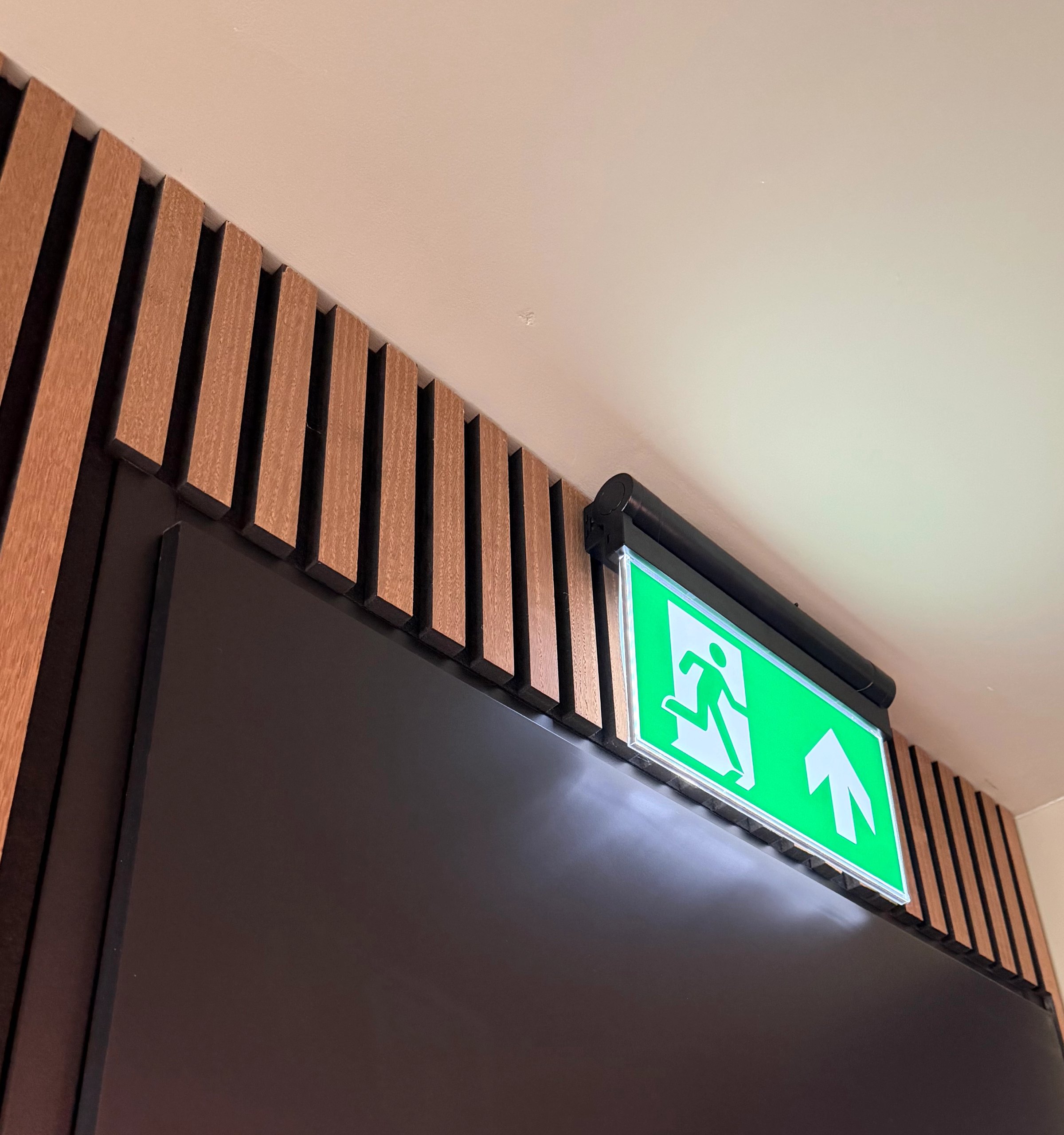 Noodverlichting boven deur