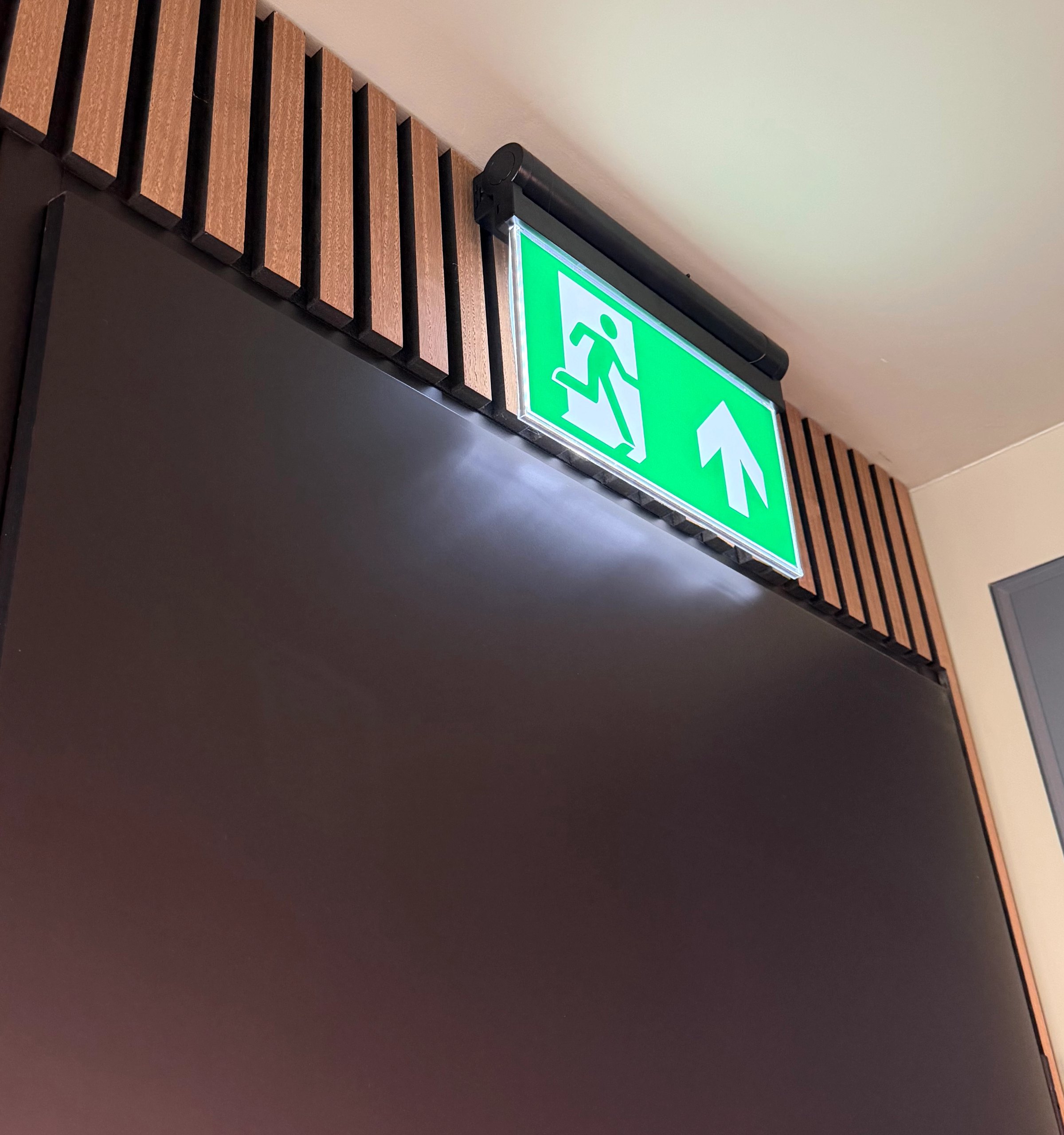 noodverlichting boven deur plexiplaat