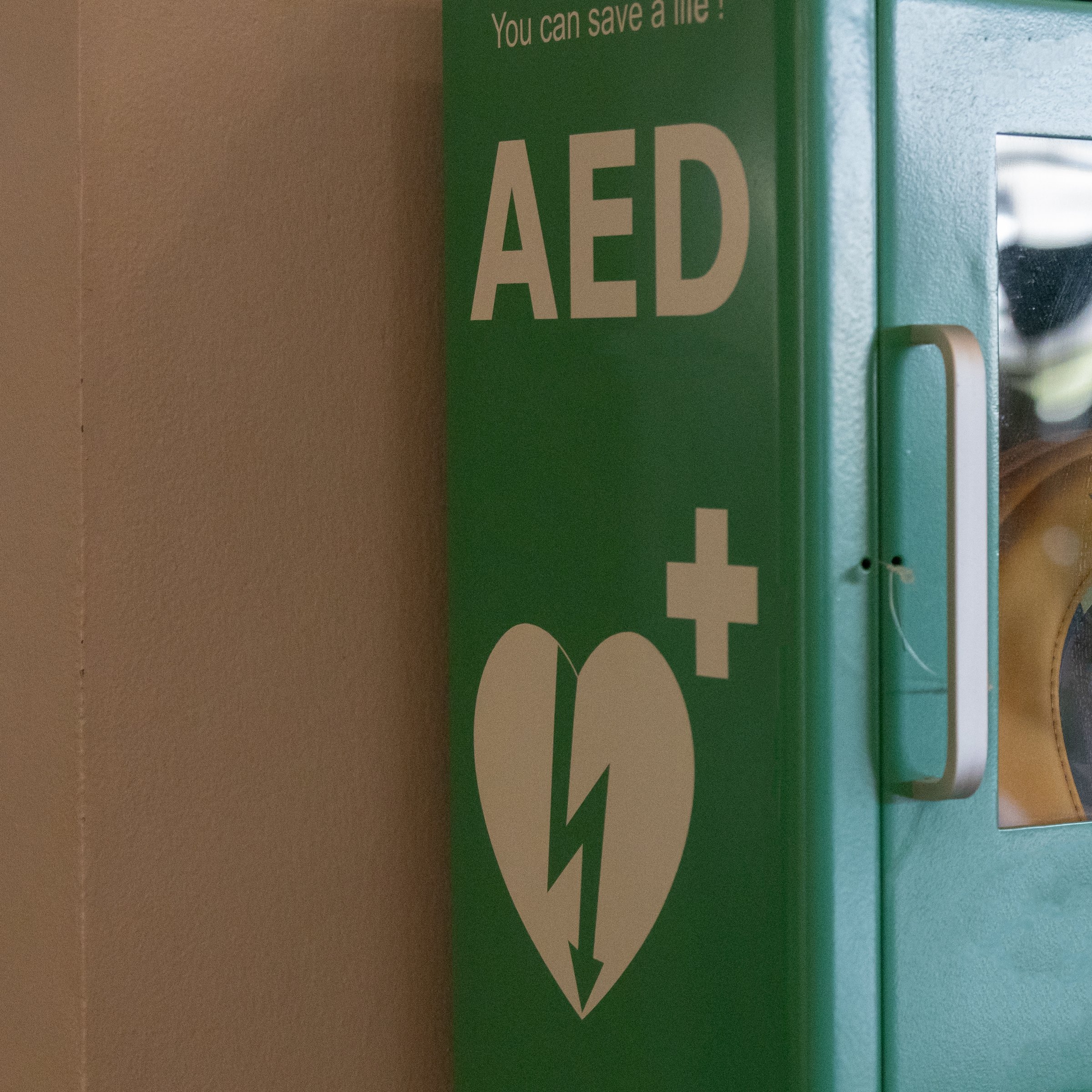 aed pictogram op kast