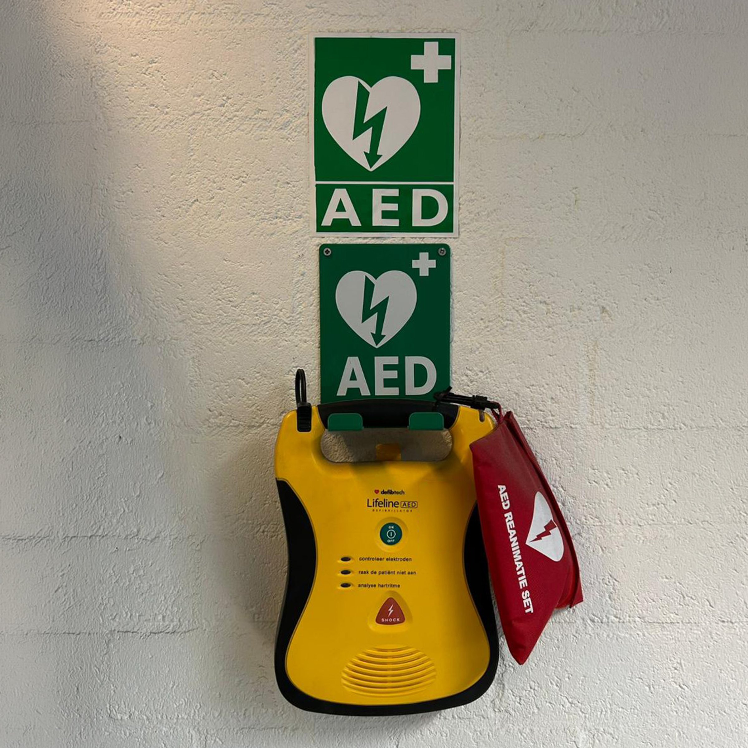 aed aan muur met pictogram