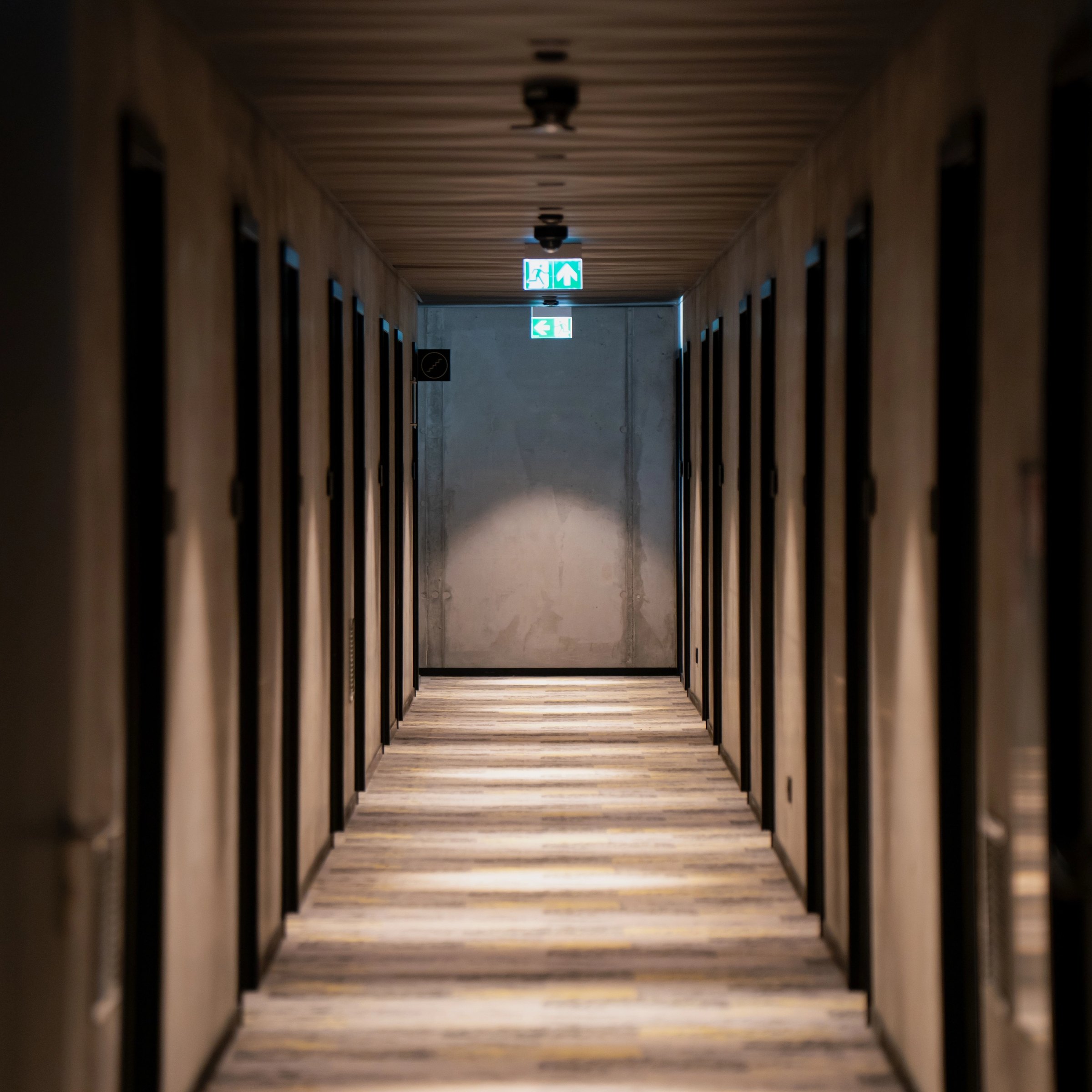 gang met noodverlichting
