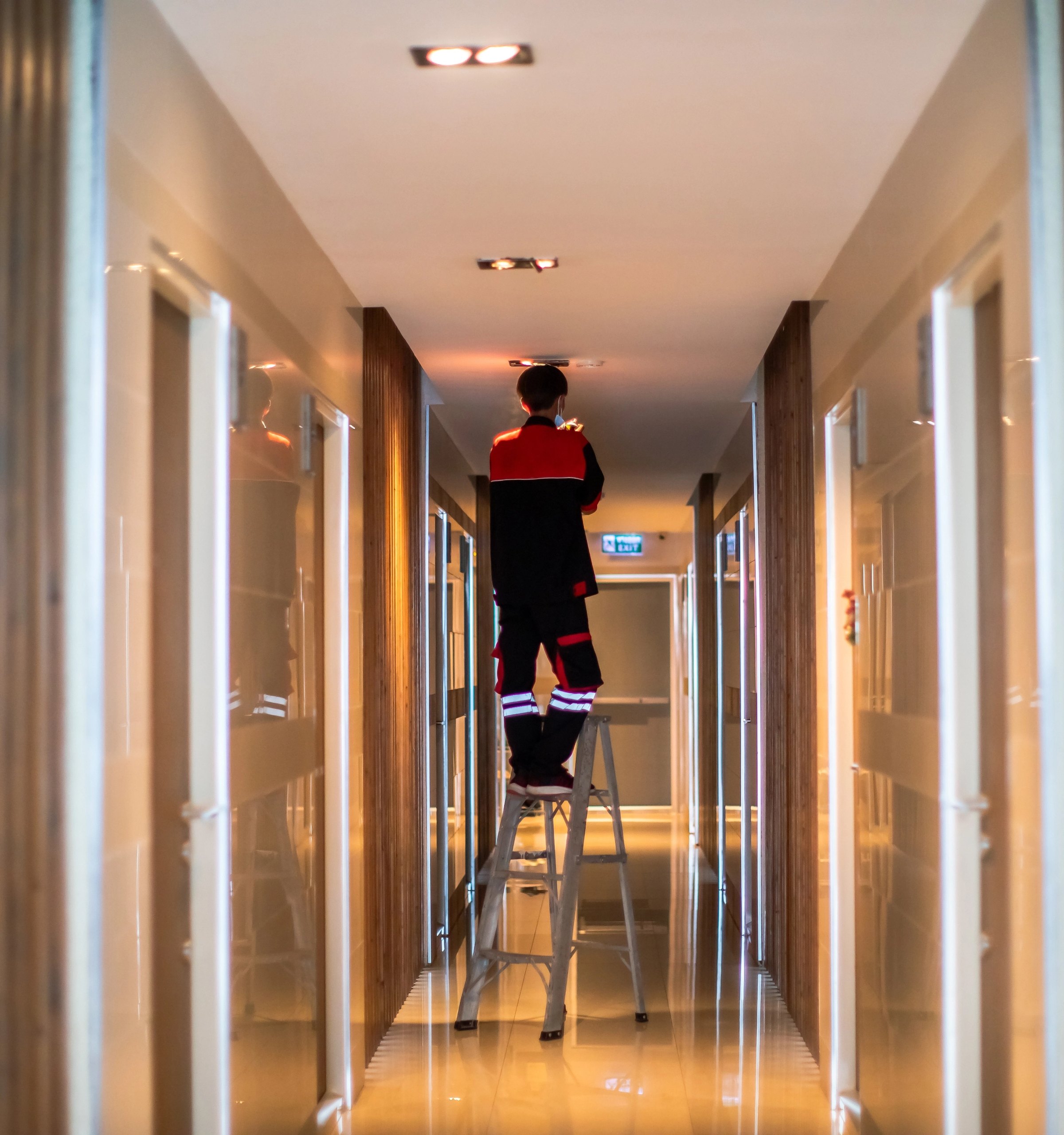 werkzaamheden monteur in gang op trap