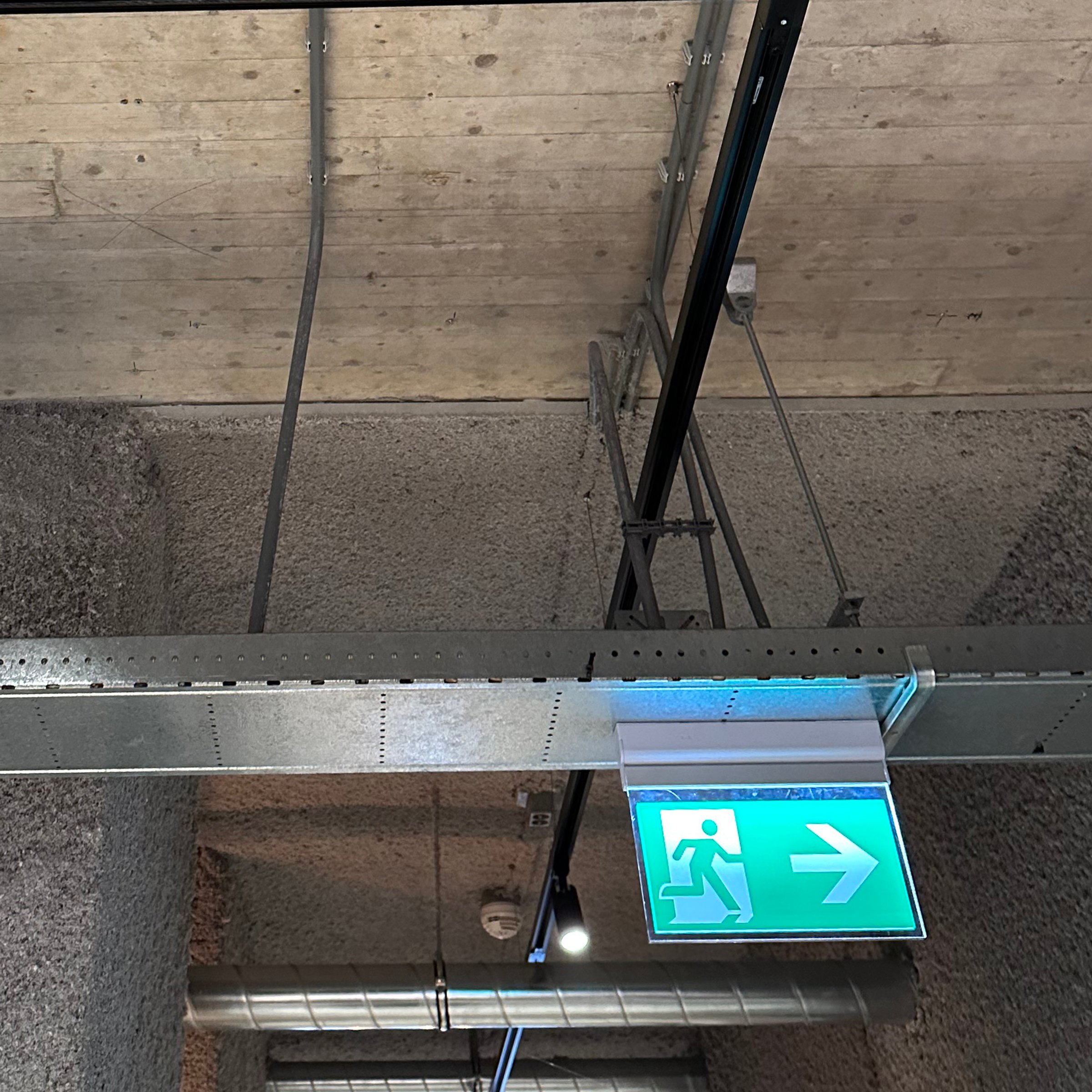 noodverlichting aan kabelgoot