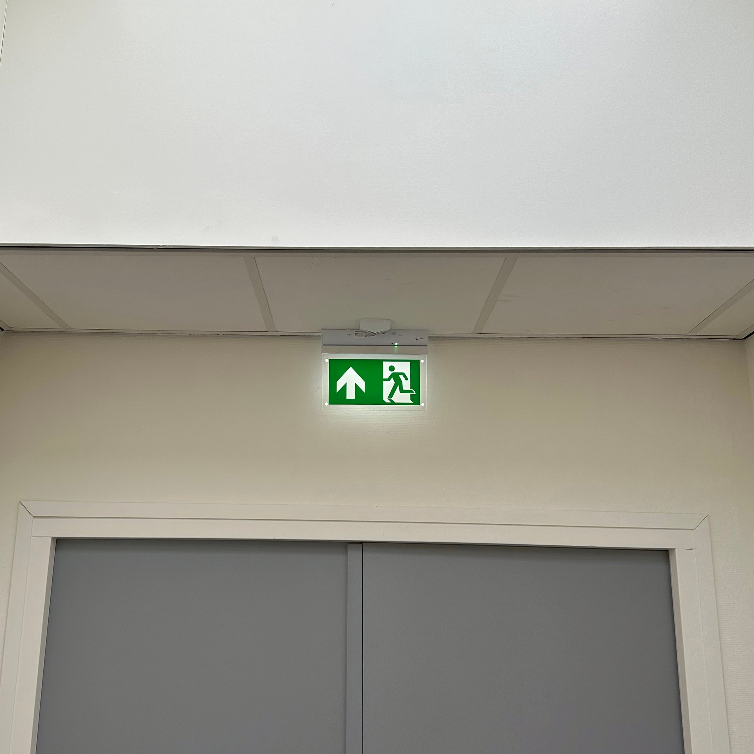 noodverlichting boven deuren