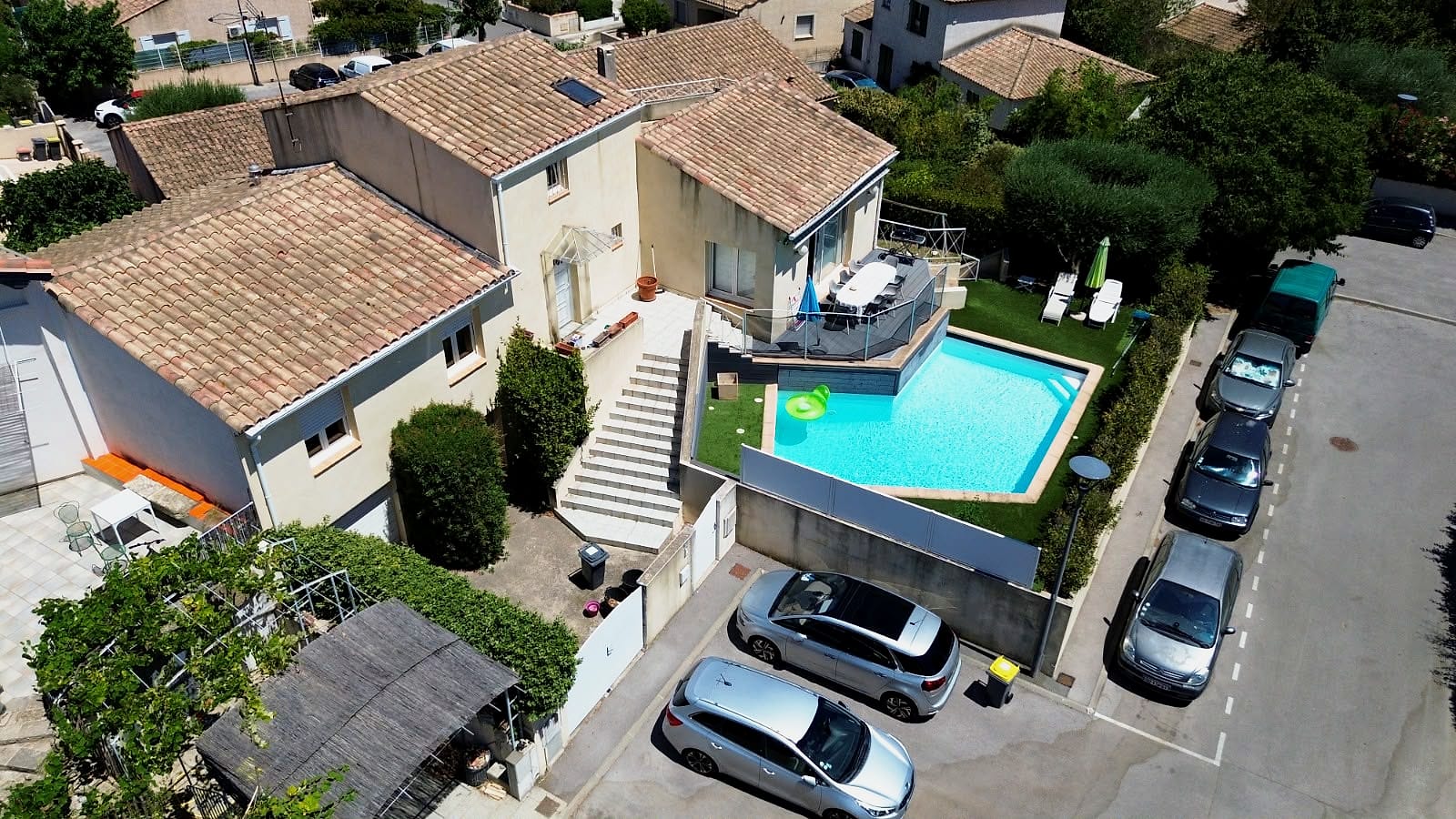 Vue aérienne côté entrée, avec l’escalier extérieur et la piscine