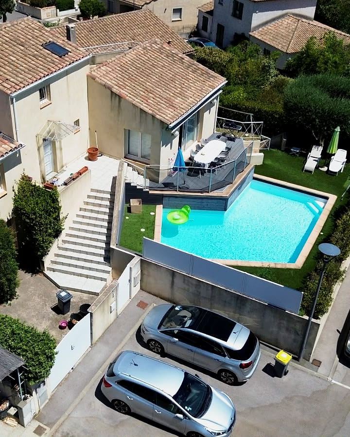 Vue aérienne côté entrée, avec l’escalier extérieur et la piscine