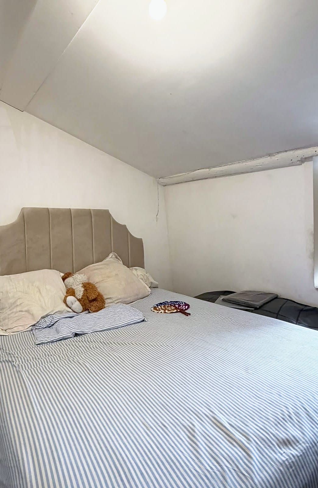Chambre sous les toits avec poutre apparente