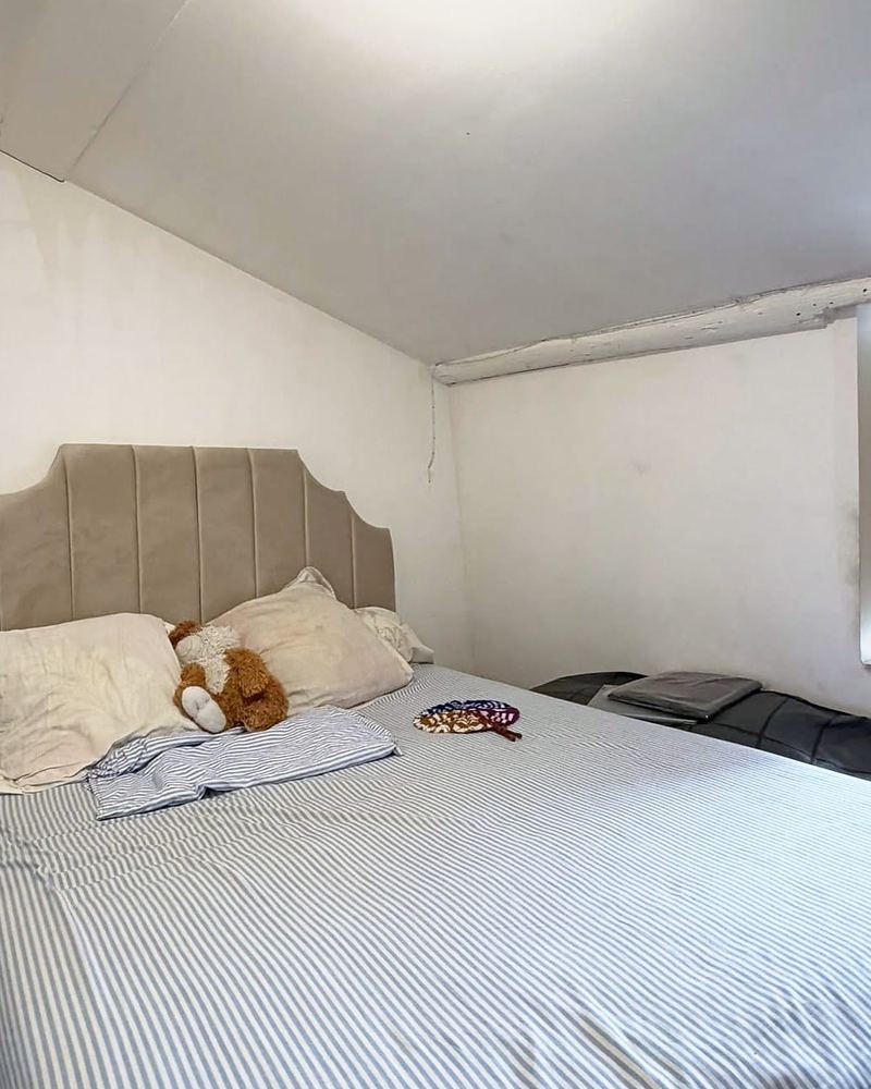 Chambre sous les toits avec poutre apparente