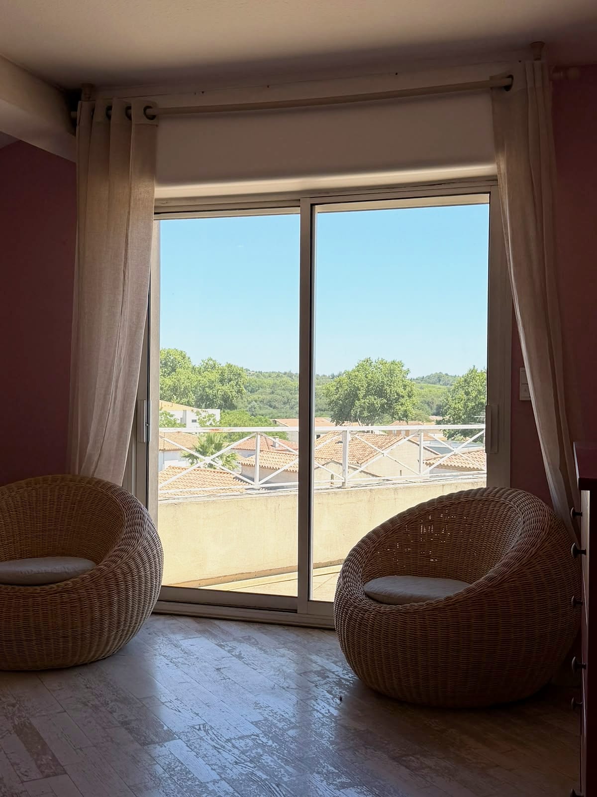 Baie vitrée de la suite parentale ouvrant sur la terrasse privative