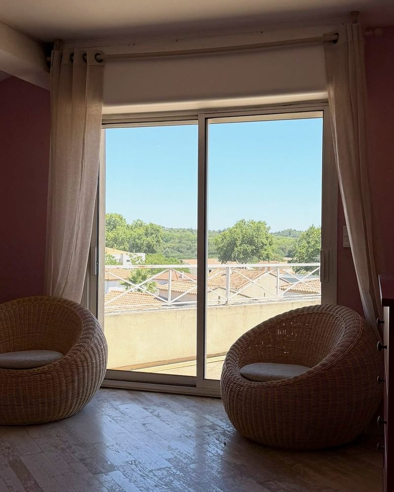 Baie vitrée de la suite parentale ouvrant sur la terrasse privative