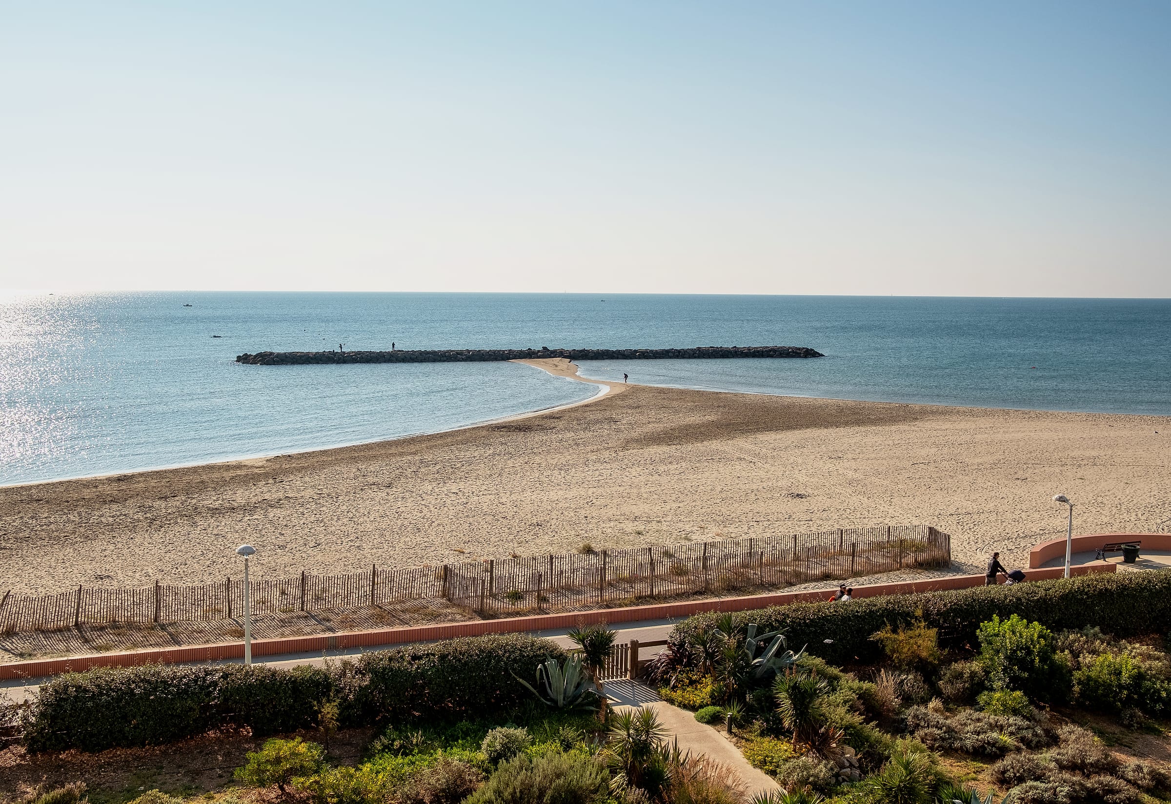 La plage et la mer vues depuis un balcon de la résidence, à Palavas-les-Flots