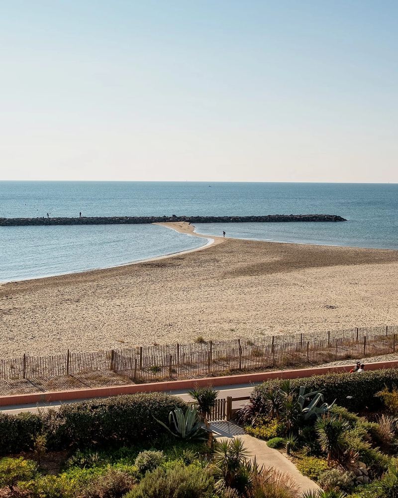 La plage et la mer vues depuis un balcon de la résidence, à Palavas-les-Flots