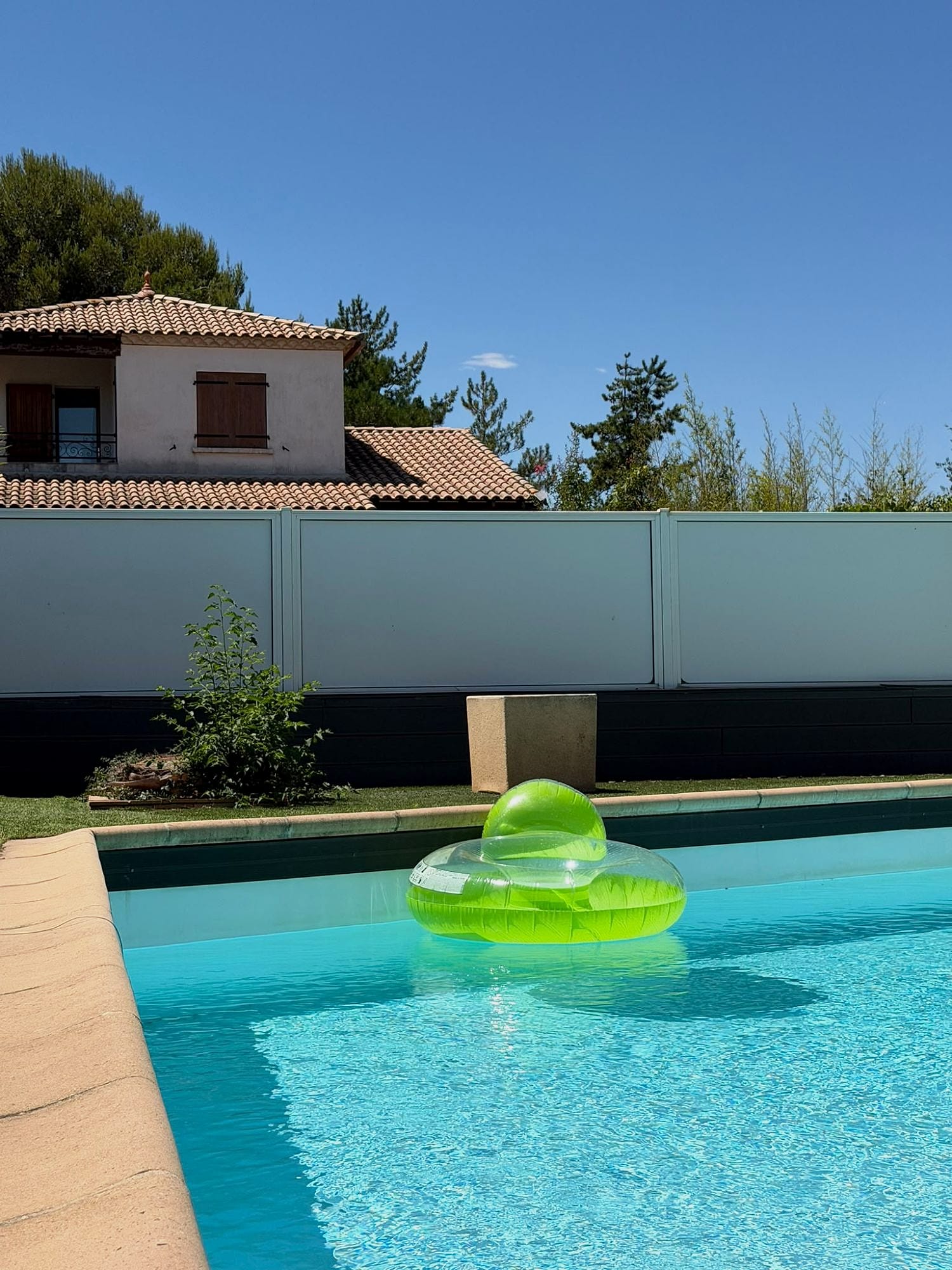 Piscine bordée de margelles en pierre