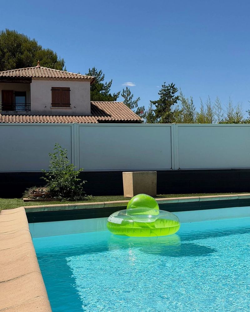 Piscine bordée de margelles en pierre