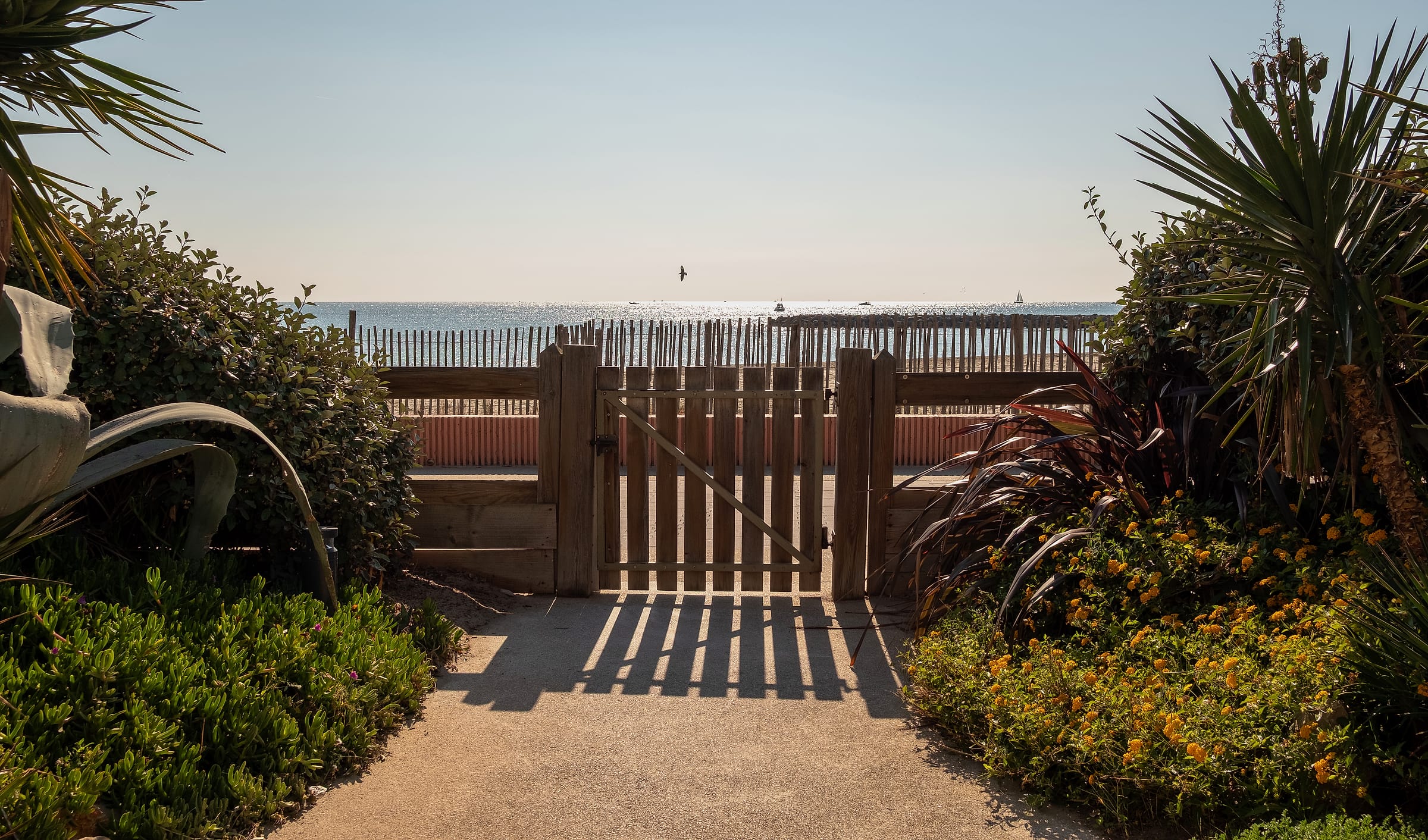 Portillon du jardin de la résidence donnant sur la plage