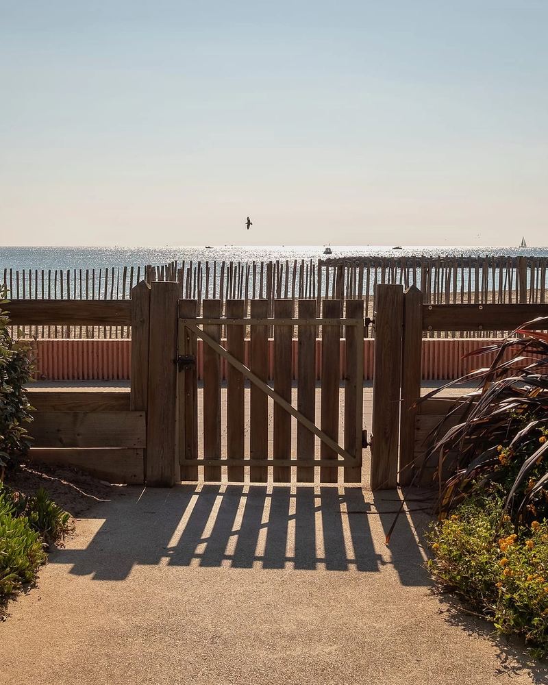Portillon du jardin de la résidence donnant sur la plage