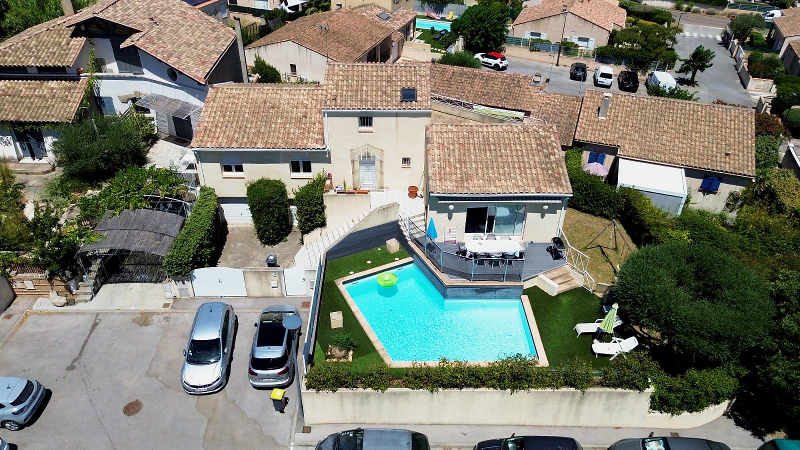 Vue aérienne de la maison, de sa piscine et de son jardin à Lavérune