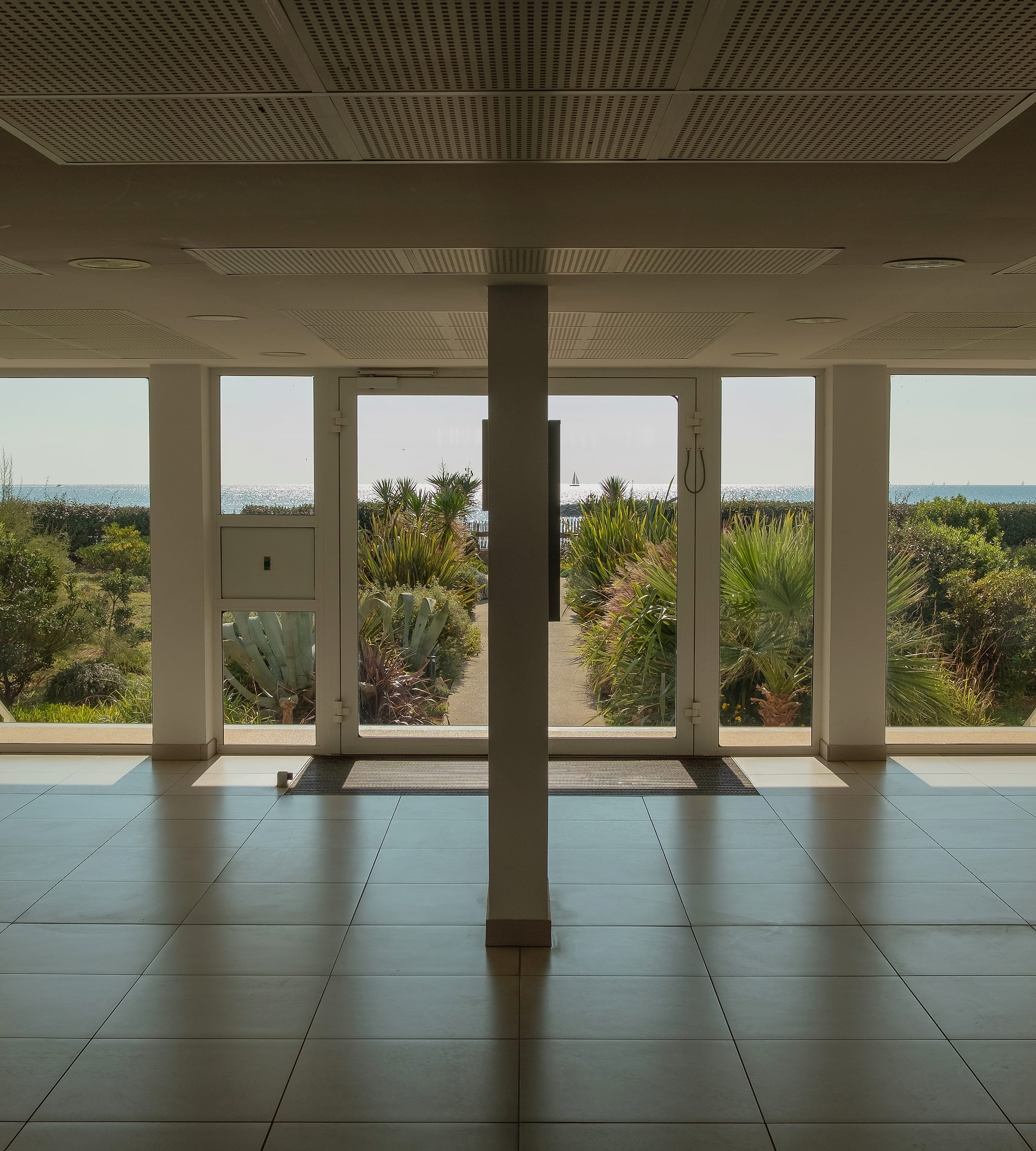Hall d’entrée vitré ouvrant sur le jardin