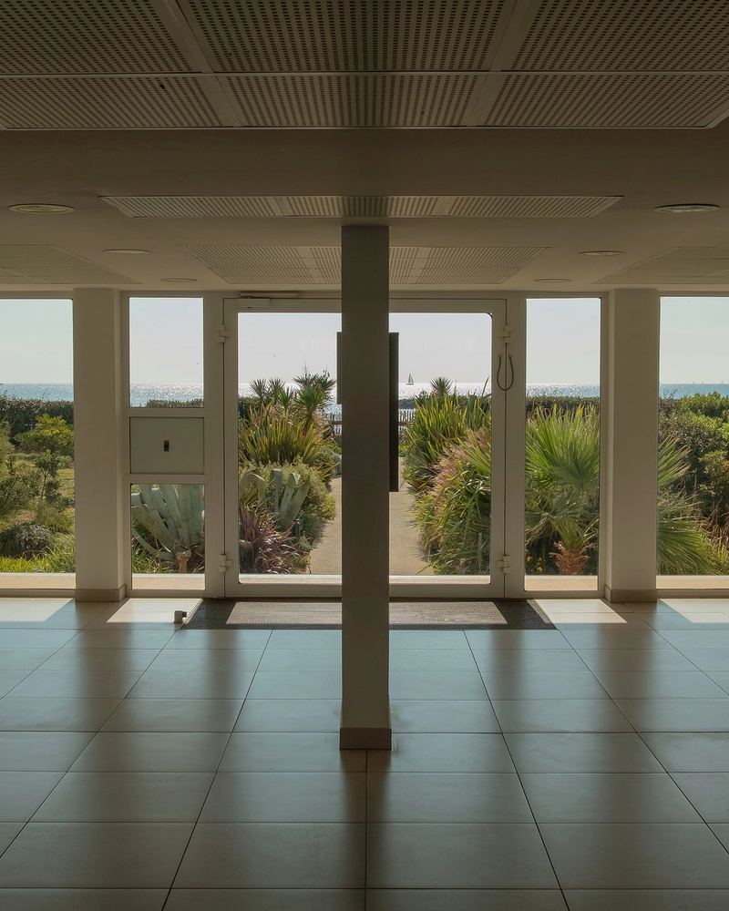 Hall d’entrée vitré ouvrant sur le jardin
