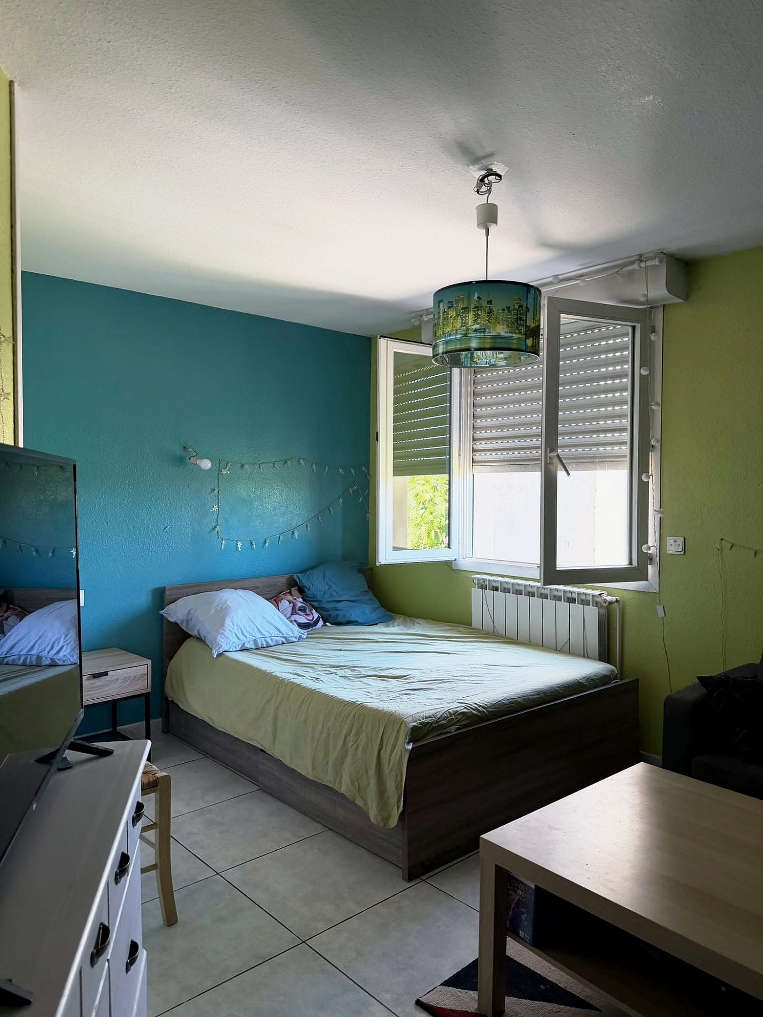 Chambre avec fenêtre double et volets roulants