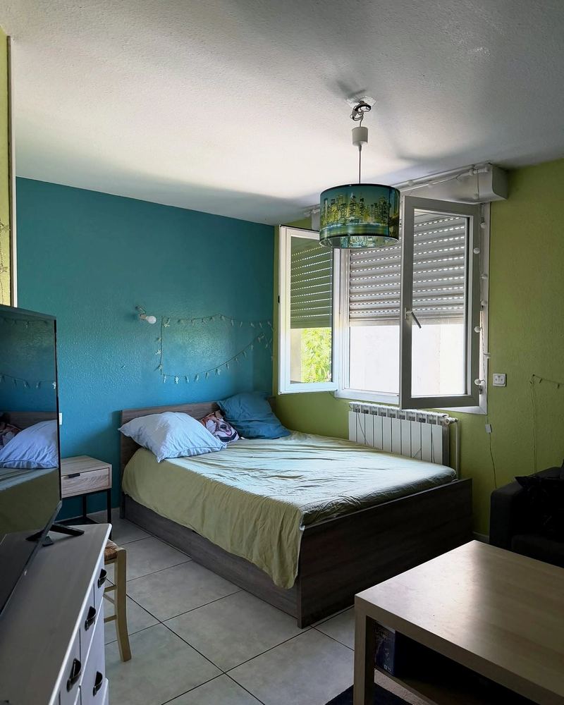Chambre avec fenêtre double et volets roulants