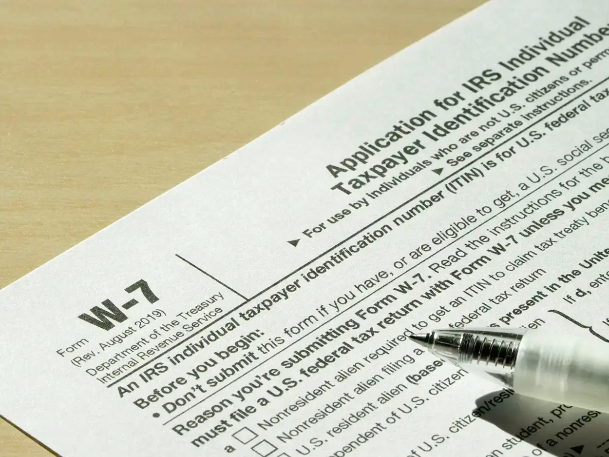 Primer plano del IRS Form W-7, Application for IRS Individual Taxpayer Identification Number.
