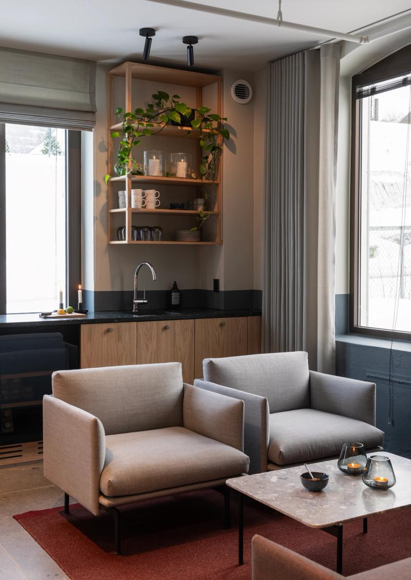 Resepsjon i kontorlokaler for Installatøren AS i Oslo, med spesialtilpasset resepsjonsdisk tegnet av Ørseng Interiørarkitektur.