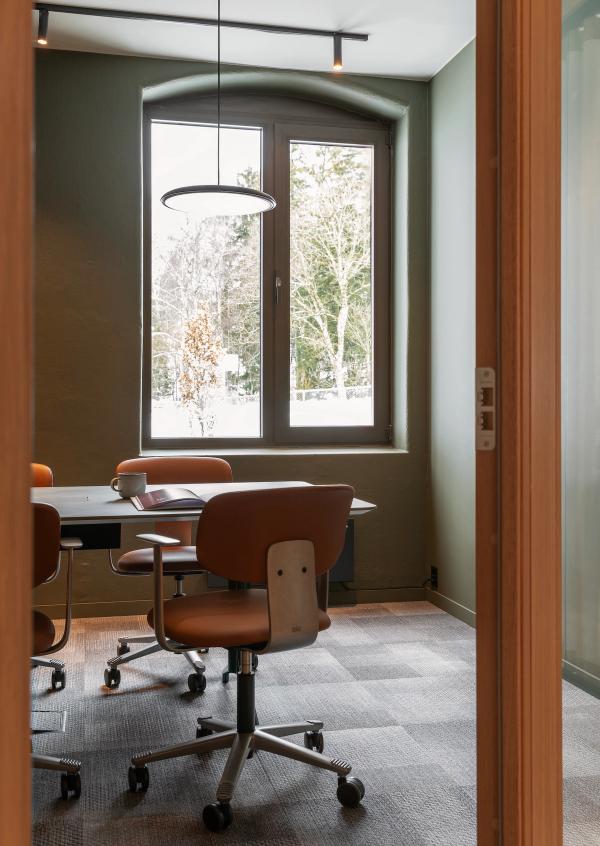 Møterom i lune farger i kontorlokaler for Installatøren AS i Oslo, utformet av Ørseng Interiørarkitektur.