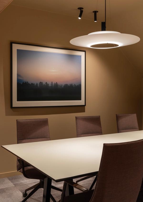 Møterom i lune farger i kontorlokaler for Installatøren AS i Oslo, utformet av Ørseng Interiørarkitektur.