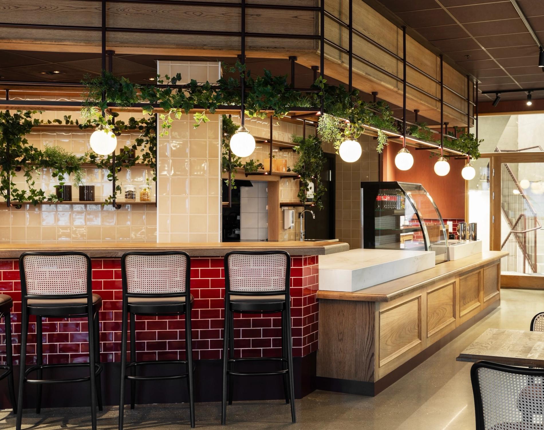 Disken til personalrestauranten på K273 utført i heltre eikeprofiler.