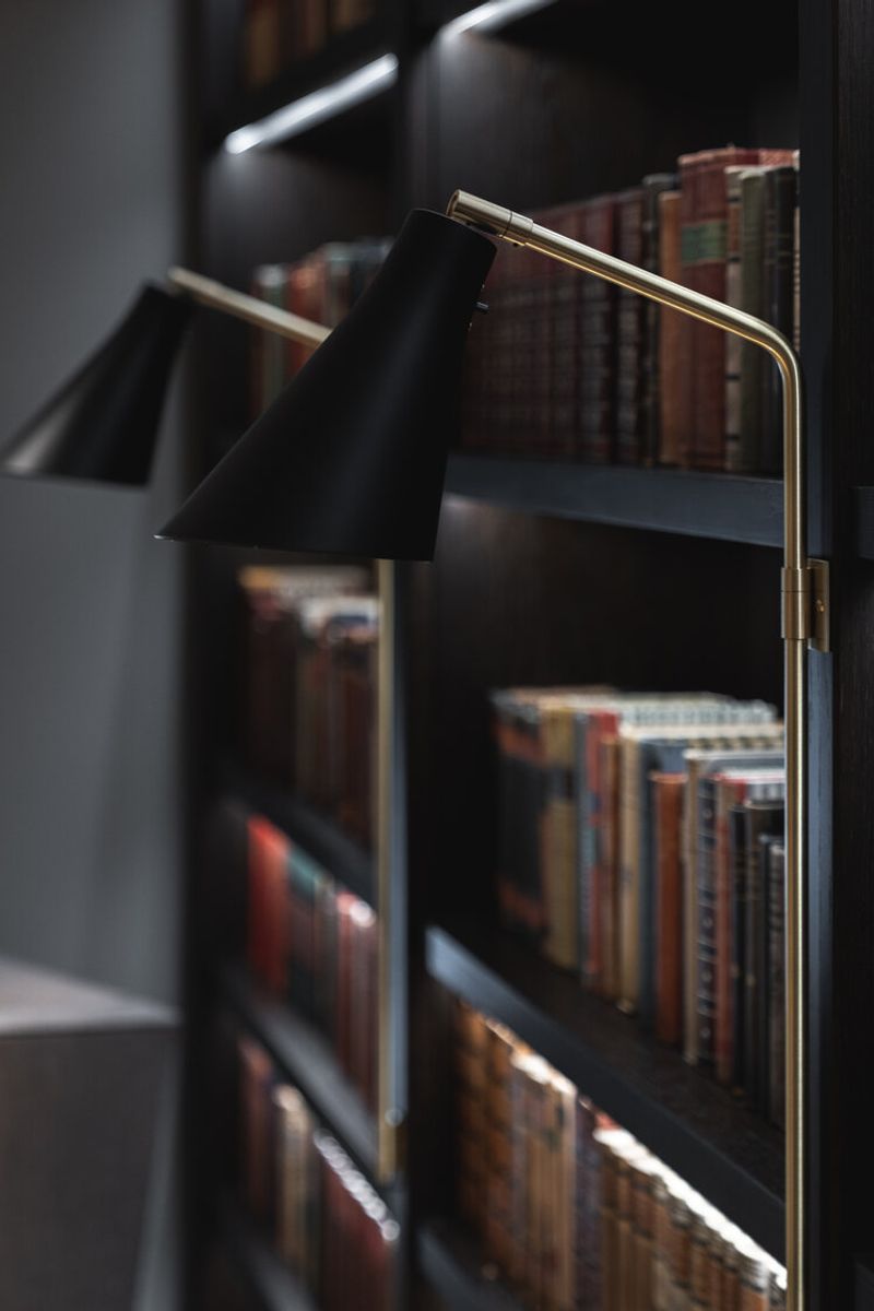 The picture shows a detail of the lamp in the library.