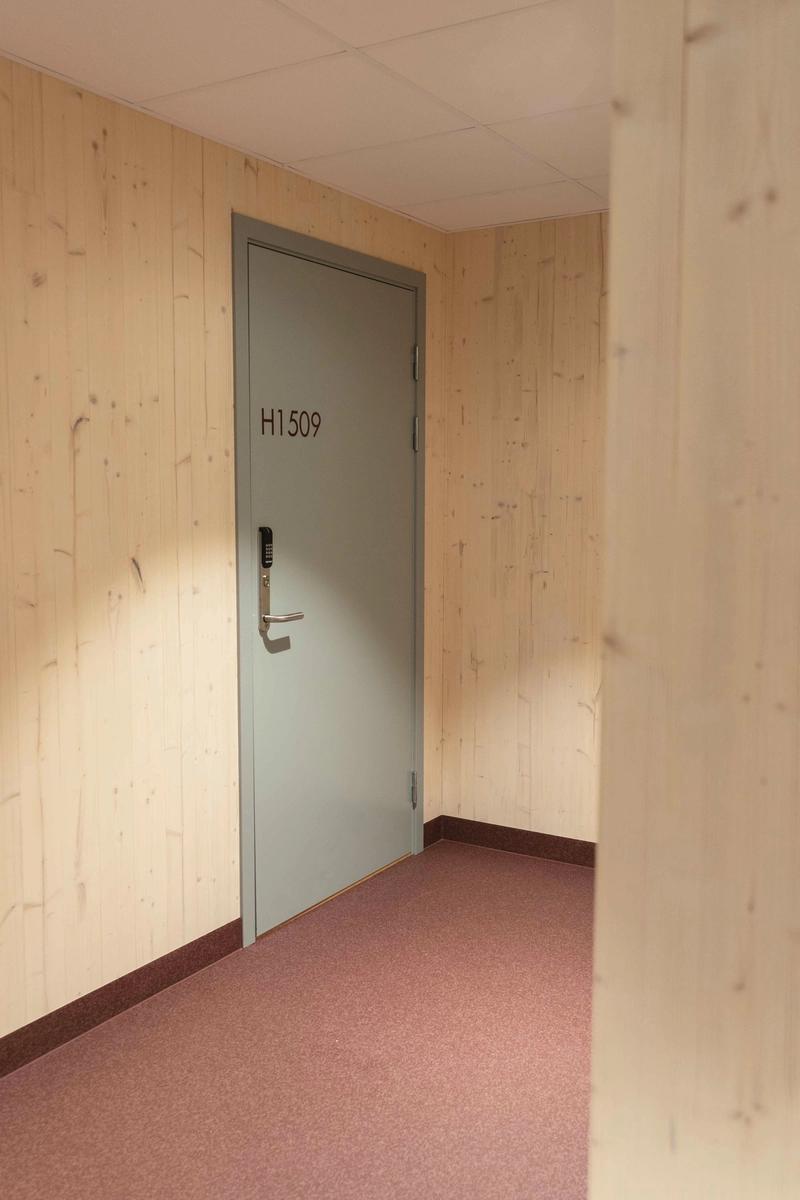 Bildet viser gulv i korridor og hybel