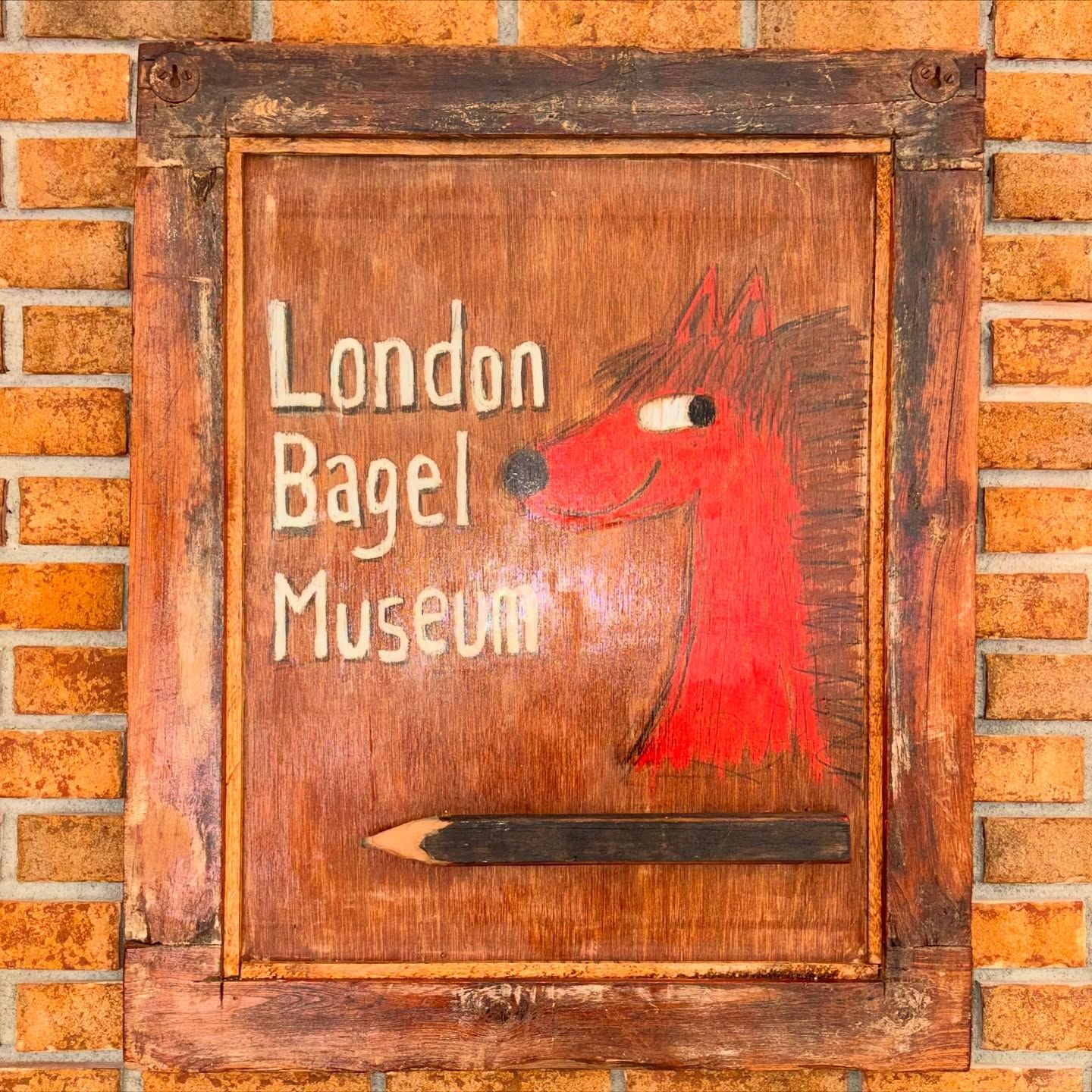 手繪風格的 London Bagel Museum 招牌