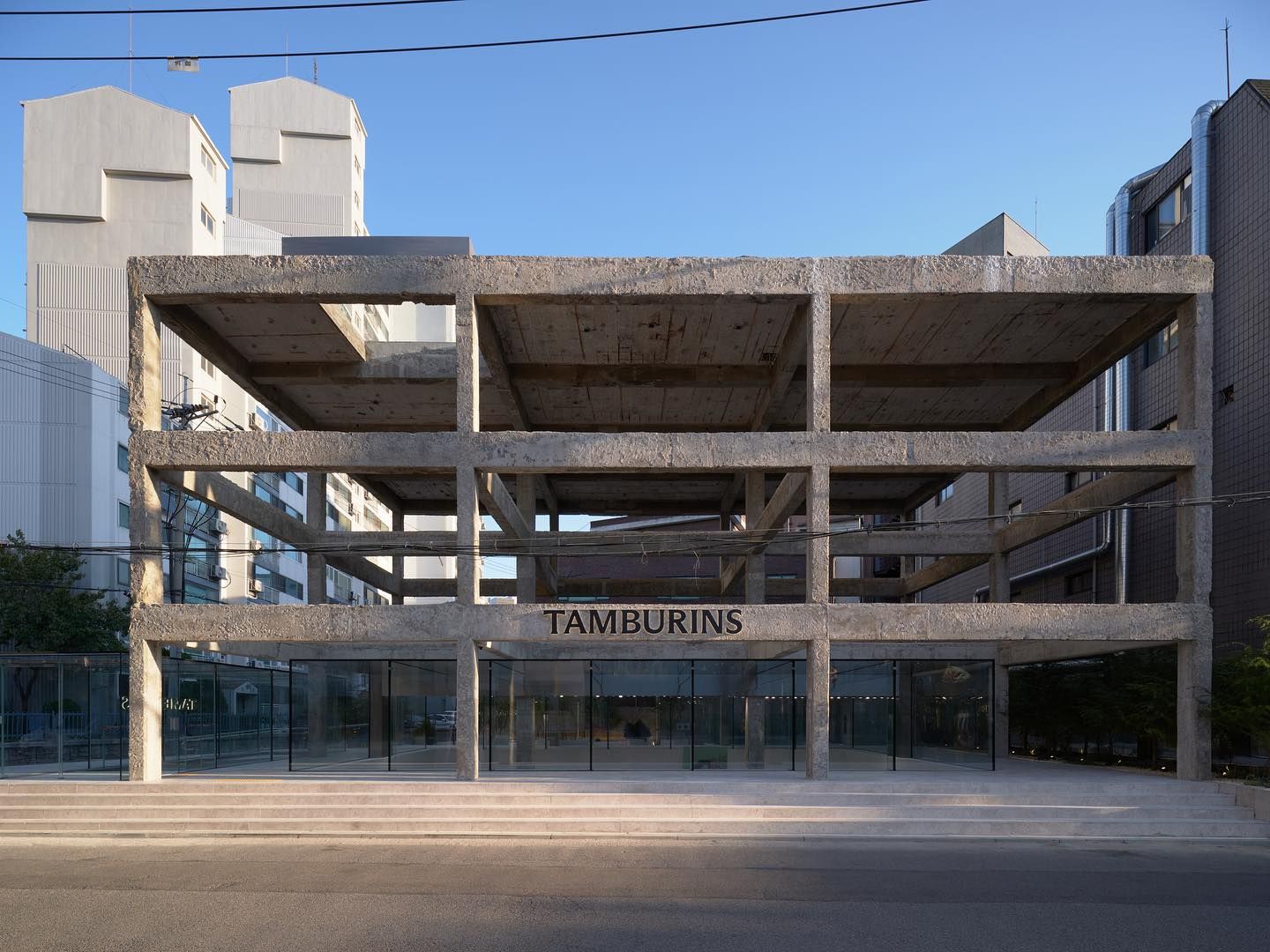 首爾聖水 Tamburins 旗艦店，地面層留白的舊建築混凝土骨架