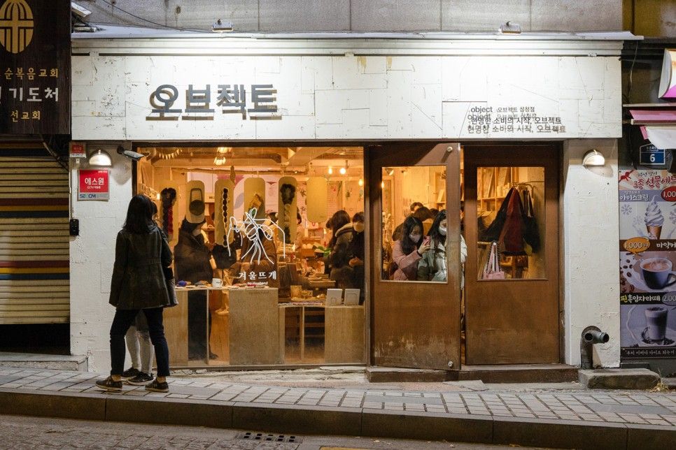 首爾三清洞 Object 店門口夜景,燈亮著的小店外觀