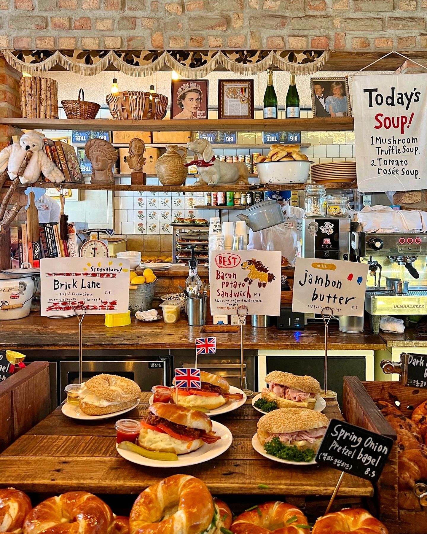London Bagel Museum 安國店架上三明治陳列與英國風空間佈置