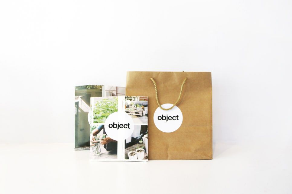 Object 店內貼上品牌貼紙、準備再次使用的紙袋