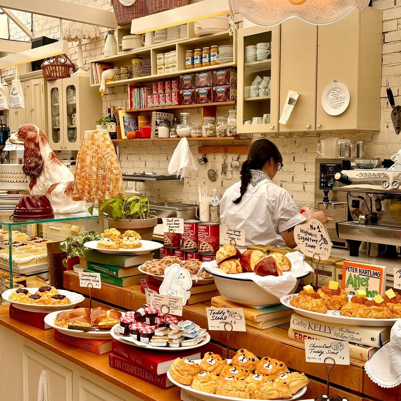 創辦人李效貞另一間店 Café Highwaist,溫暖舊物感的店內空間