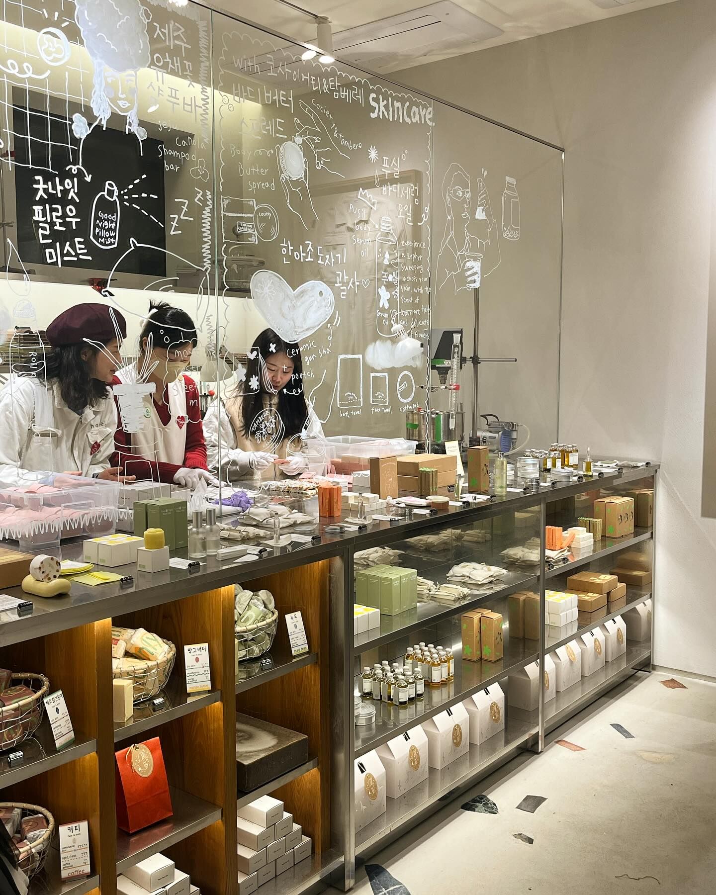 首爾北村 hanahzo 門市，玻璃牆後 Soaper 正在切皂的工作桌