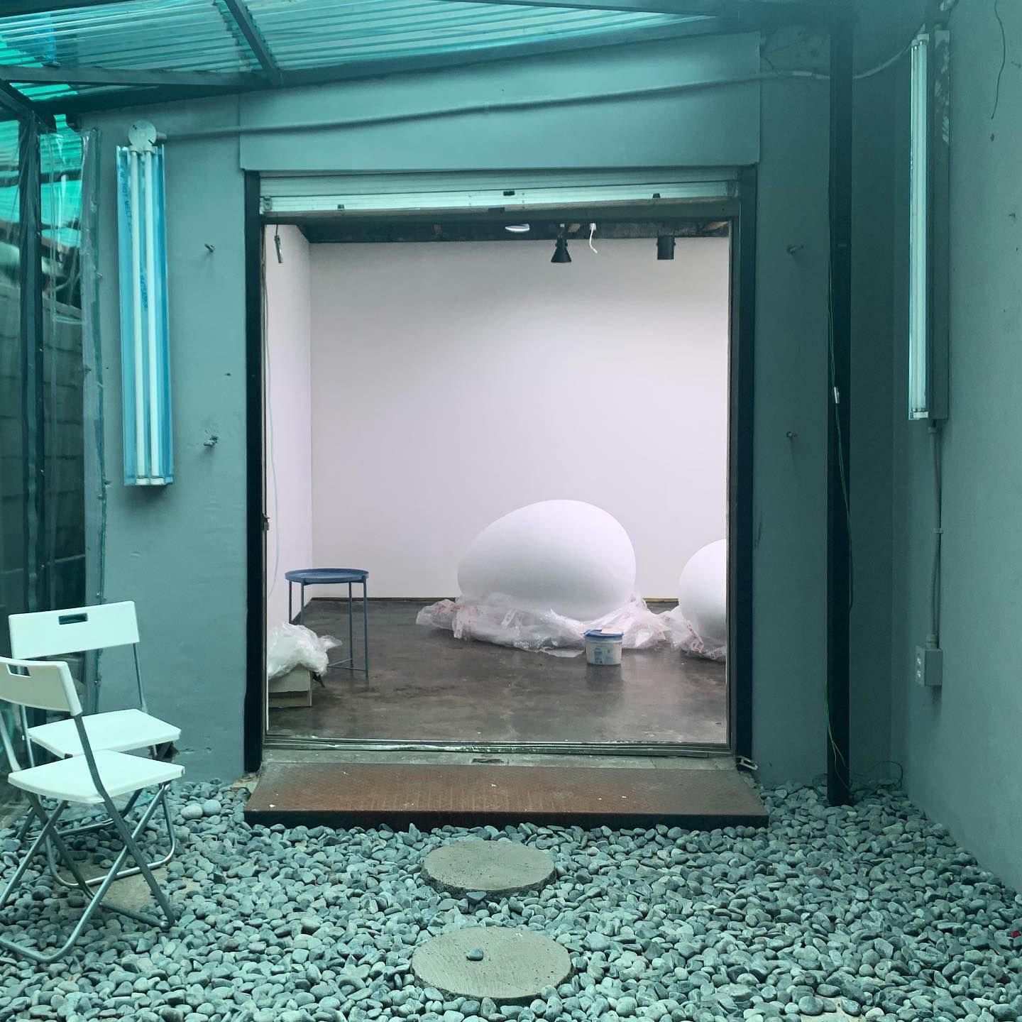 Tamburins 為蛋形香水打造的展覽空間