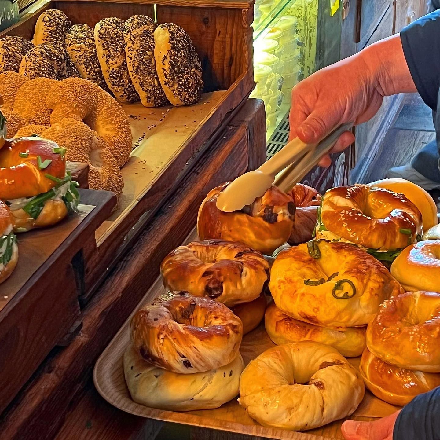 London Bagel Museum 店內顧客托盤上裝滿的貝果