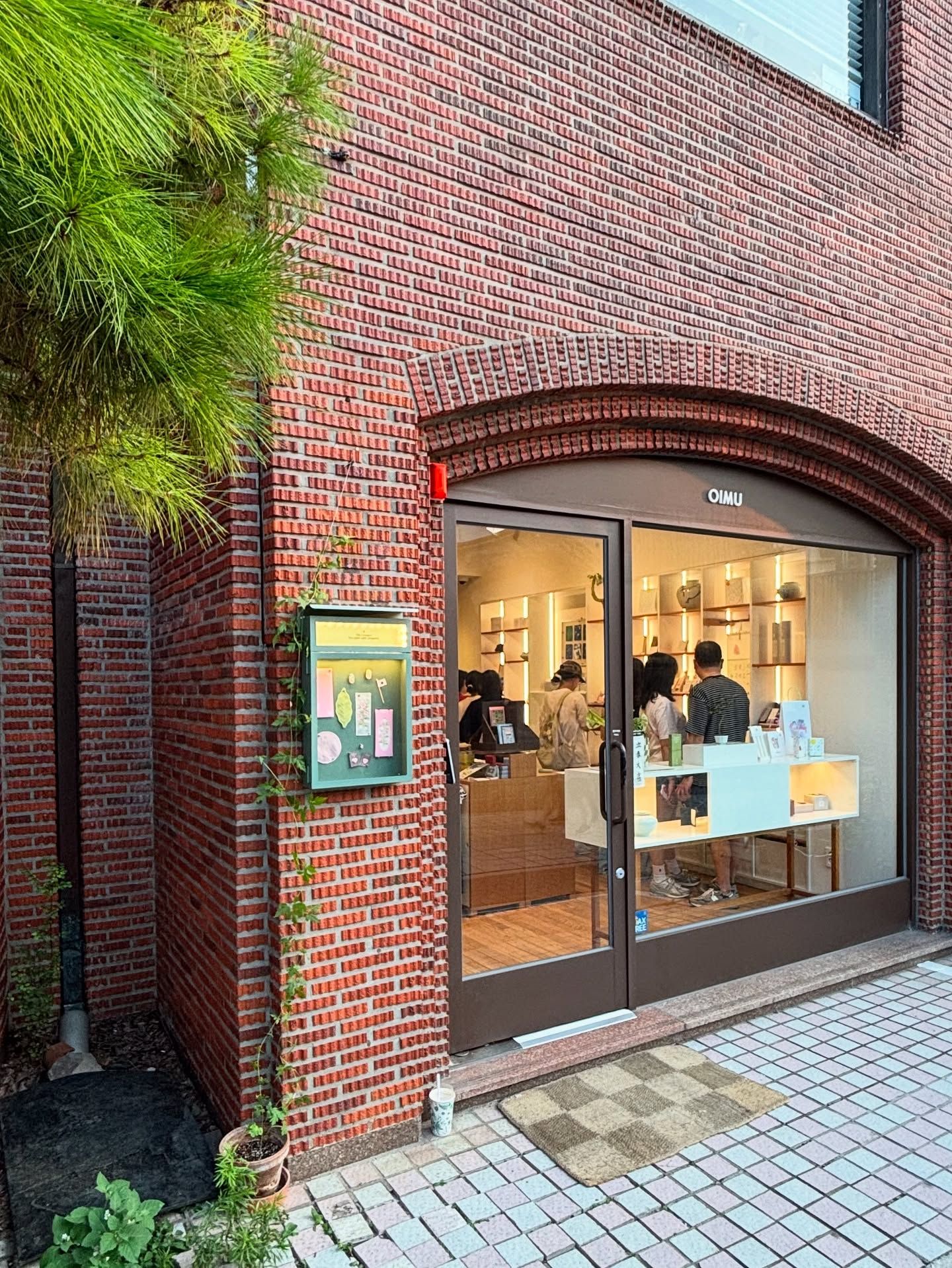 首爾北村 OIMU 門市低調門面與厚重門板