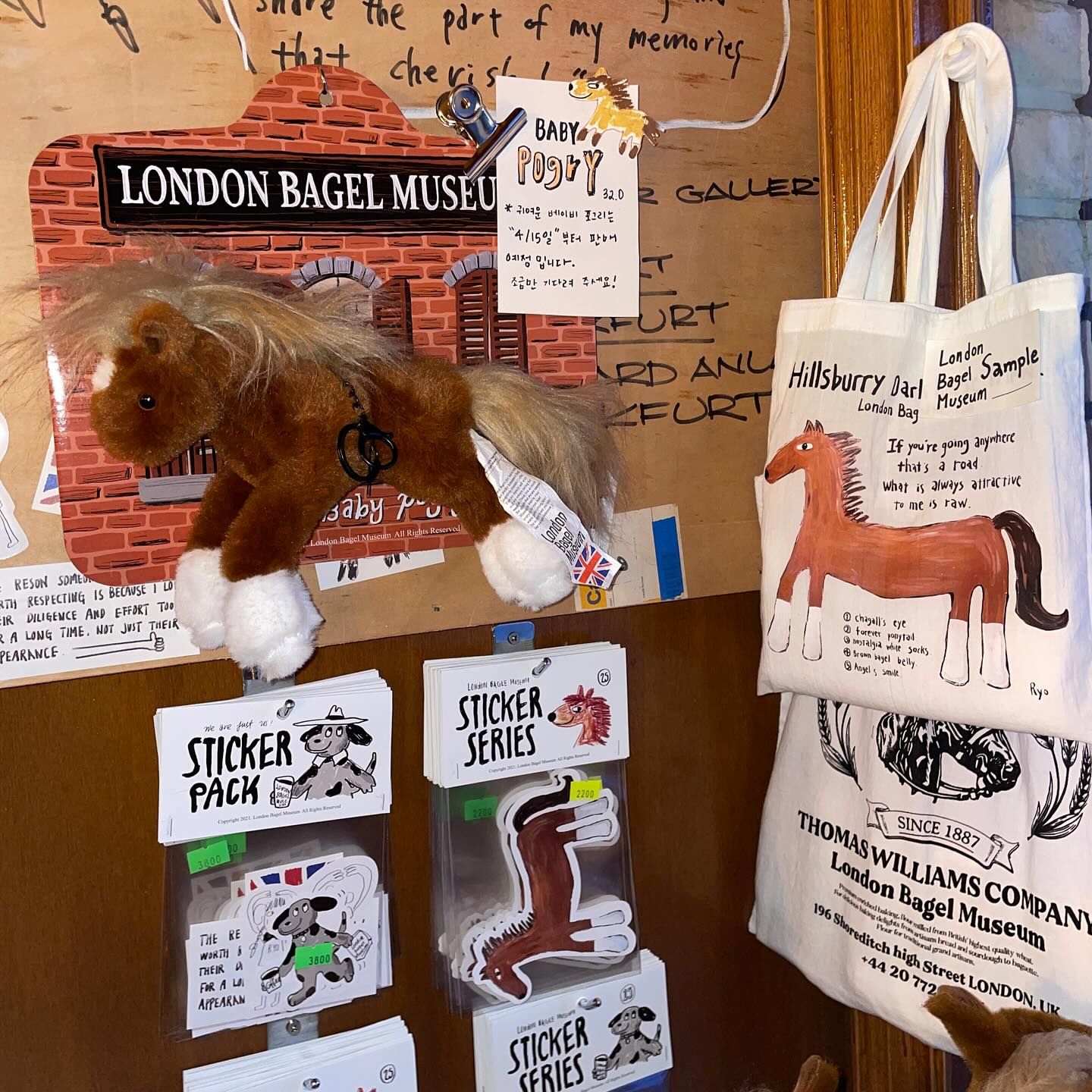 London Bagel Museum 架上美式插畫風 IP 週邊:馬與狗娃娃、提袋與貼紙