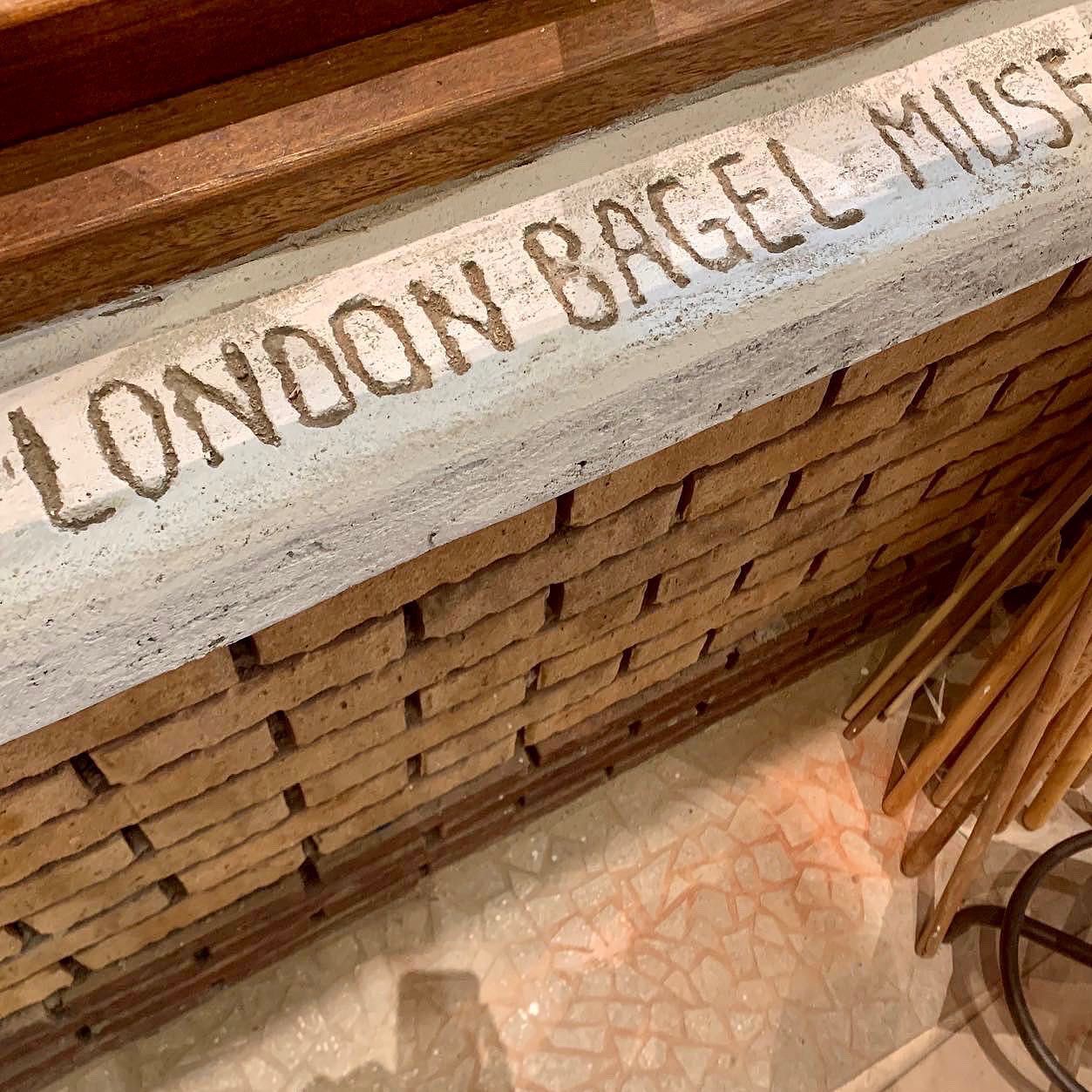 London Bagel Museum 磚牆上的品牌 Logo