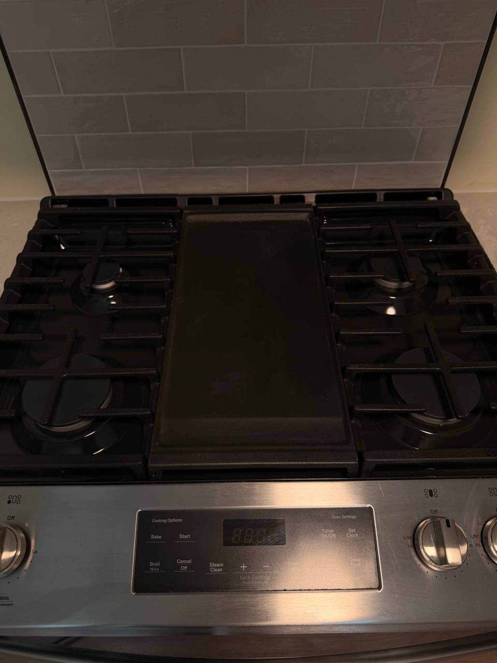 Gas range with cast iron grates and center griddle wiped clean