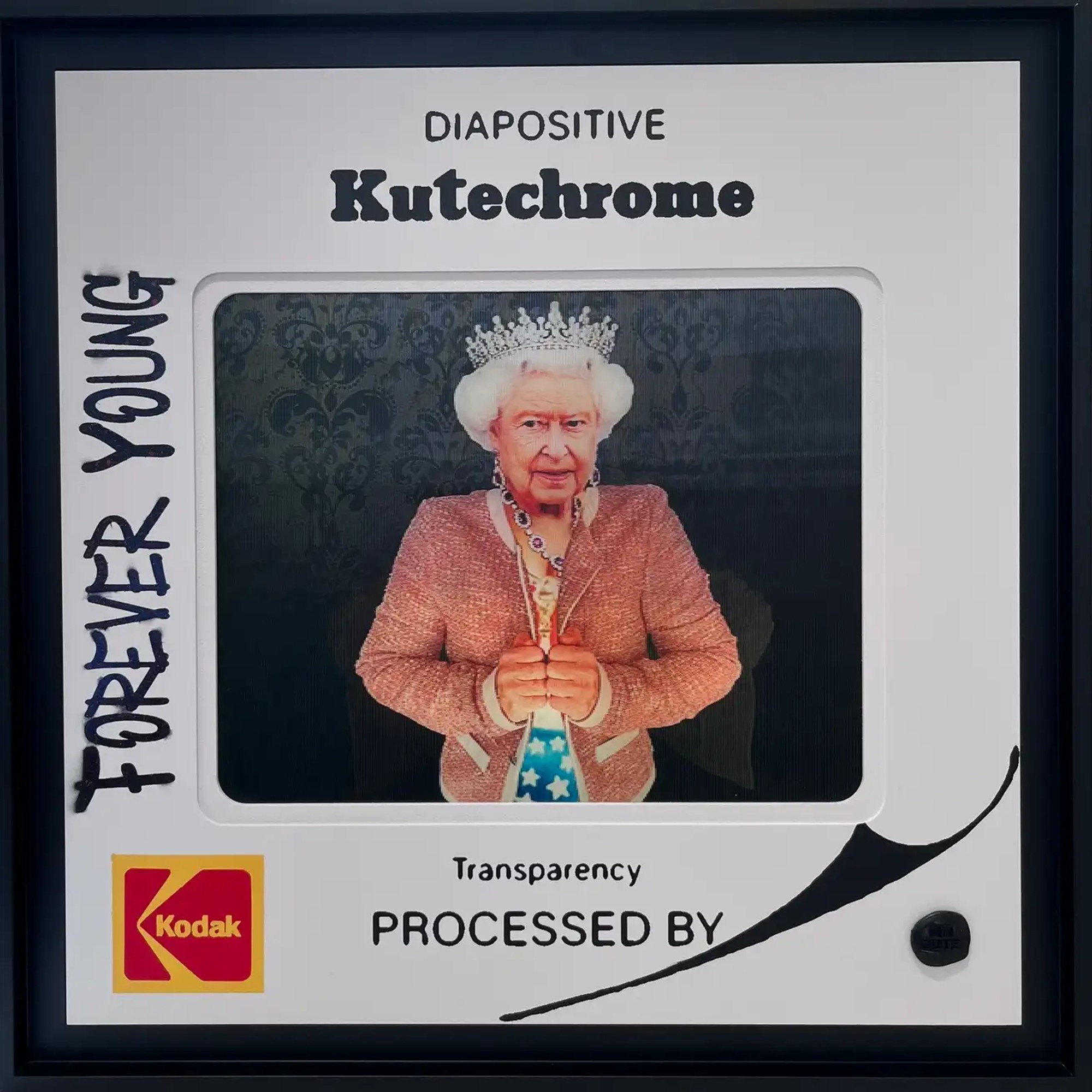 Diapositive lenticulaire, portrait Reine Elizabeth II couronnée, veste rose, graffiti Forever Young en noir