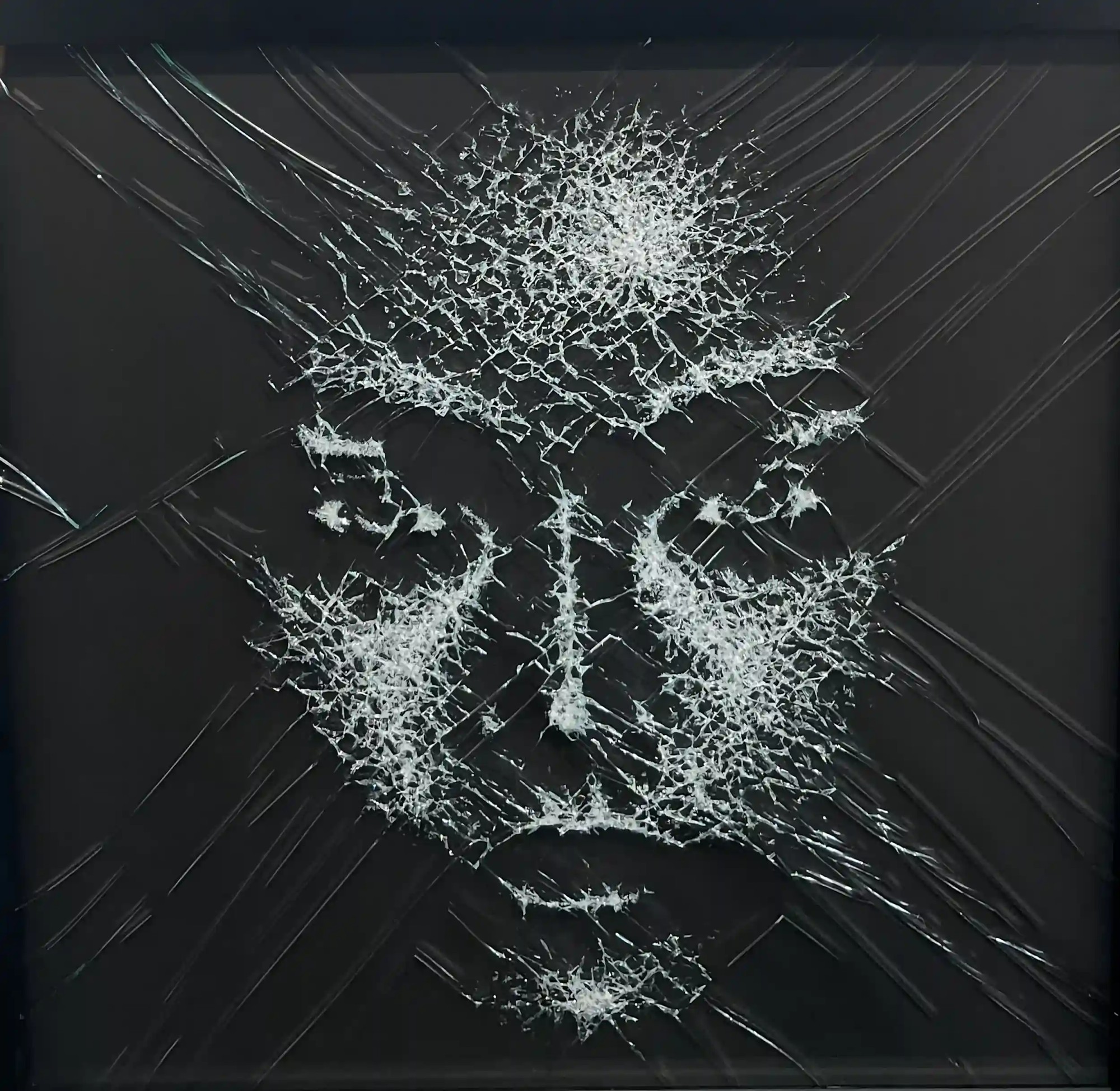 Portrait d'une femme réalisé en brisant du verre