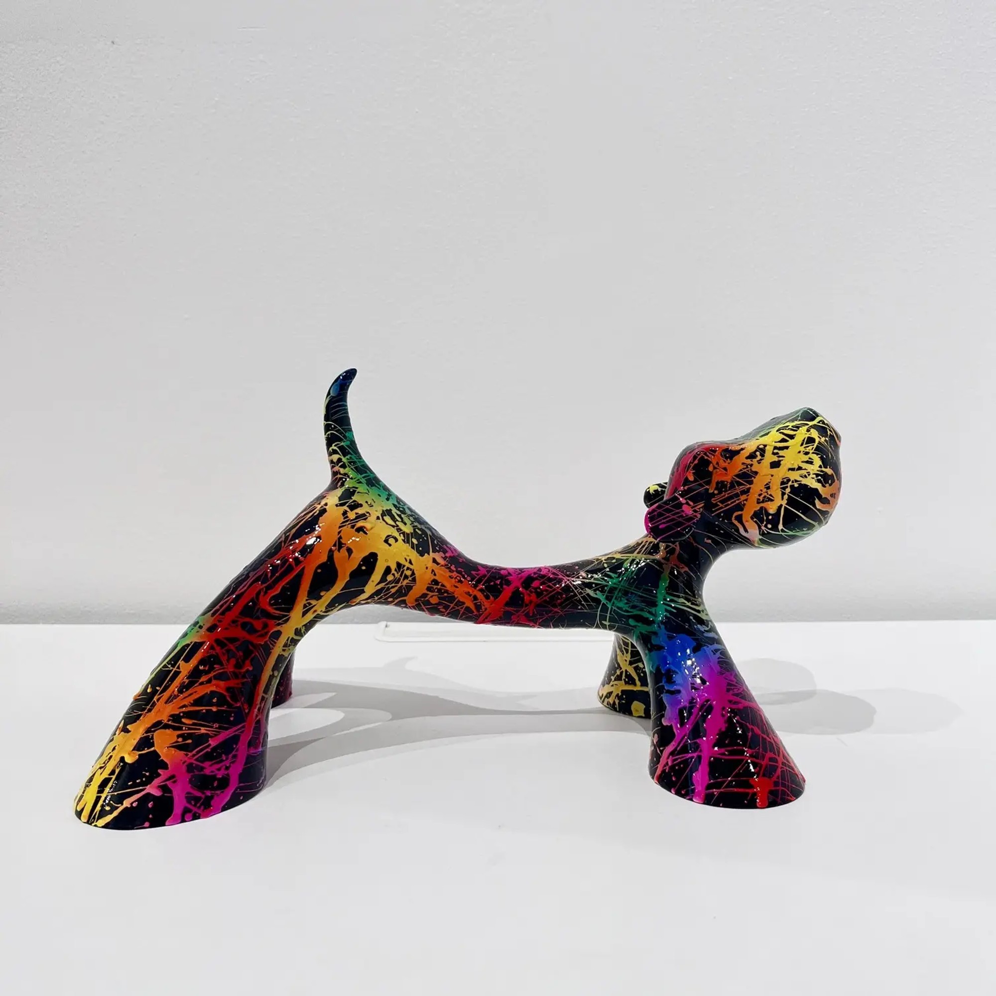 Sculpture de chien street art multicolore, éclats graphiques, drippings vifs.