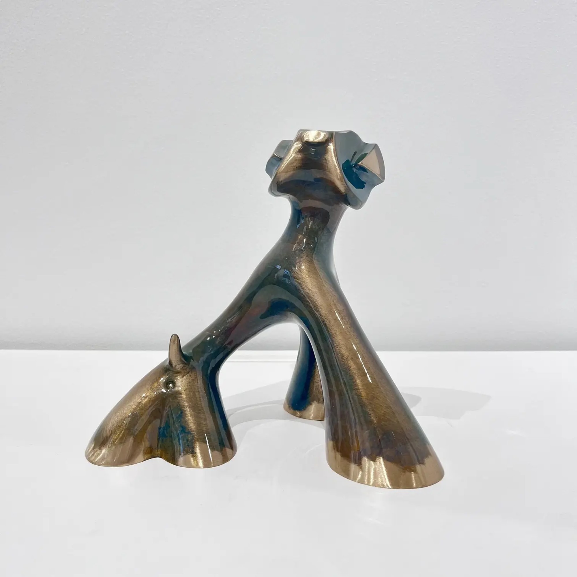Sculpture chien Petit Rocky, bleu et gris meulé, allure dynamique, surface lisse et reflets froids.