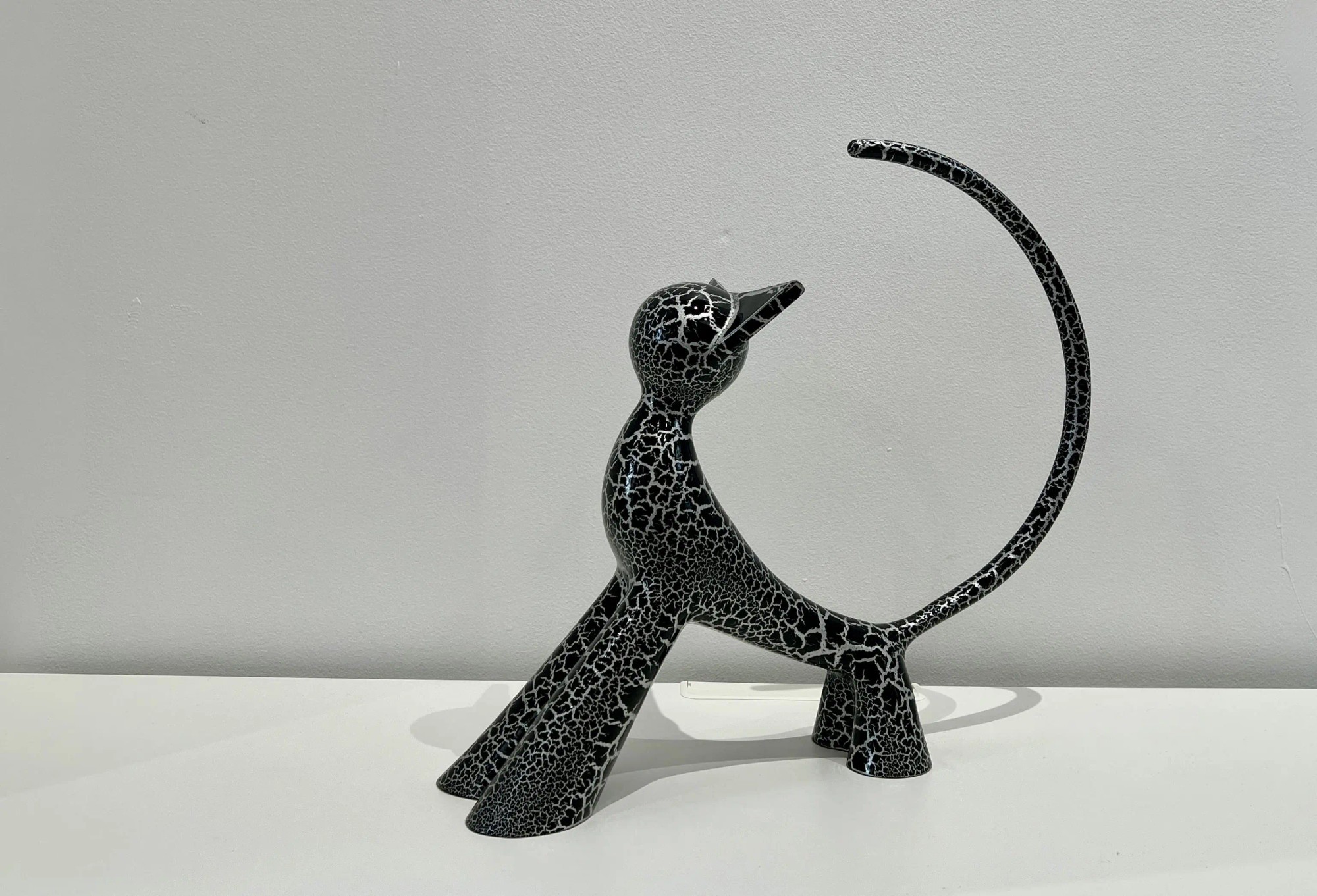 Sculpture contemporaine d'un chat en finition craquelée noir et blanc, exposée à la galerie Blix à Lille.